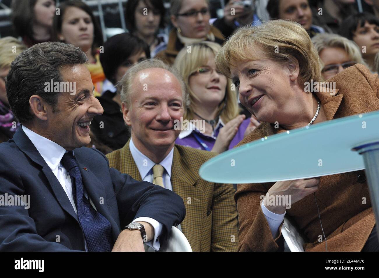 Il presidente francese Nicolas Sarkozy, il ministro del lavoro Brice Hortefeux e la cancelliera tedesca Angela Merkel hanno partecipato il 10 maggio 2009 a un raduno delle elezioni europee dell'Unione Junge (Young Union, l'organizzazione giovanile dei cristiano-democratici tedeschi) presso il Sony Centre di Berlino in Germania. L'Unione Junge ha tenuto il rally come parte di un incontro di amicizia tedesco-francese. gli stati membri dell'Unione europea terranno le elezioni per il parlamento europeo in giugno. Foto di Elodie Gregoire/ABACAPRESS.COM Foto Stock