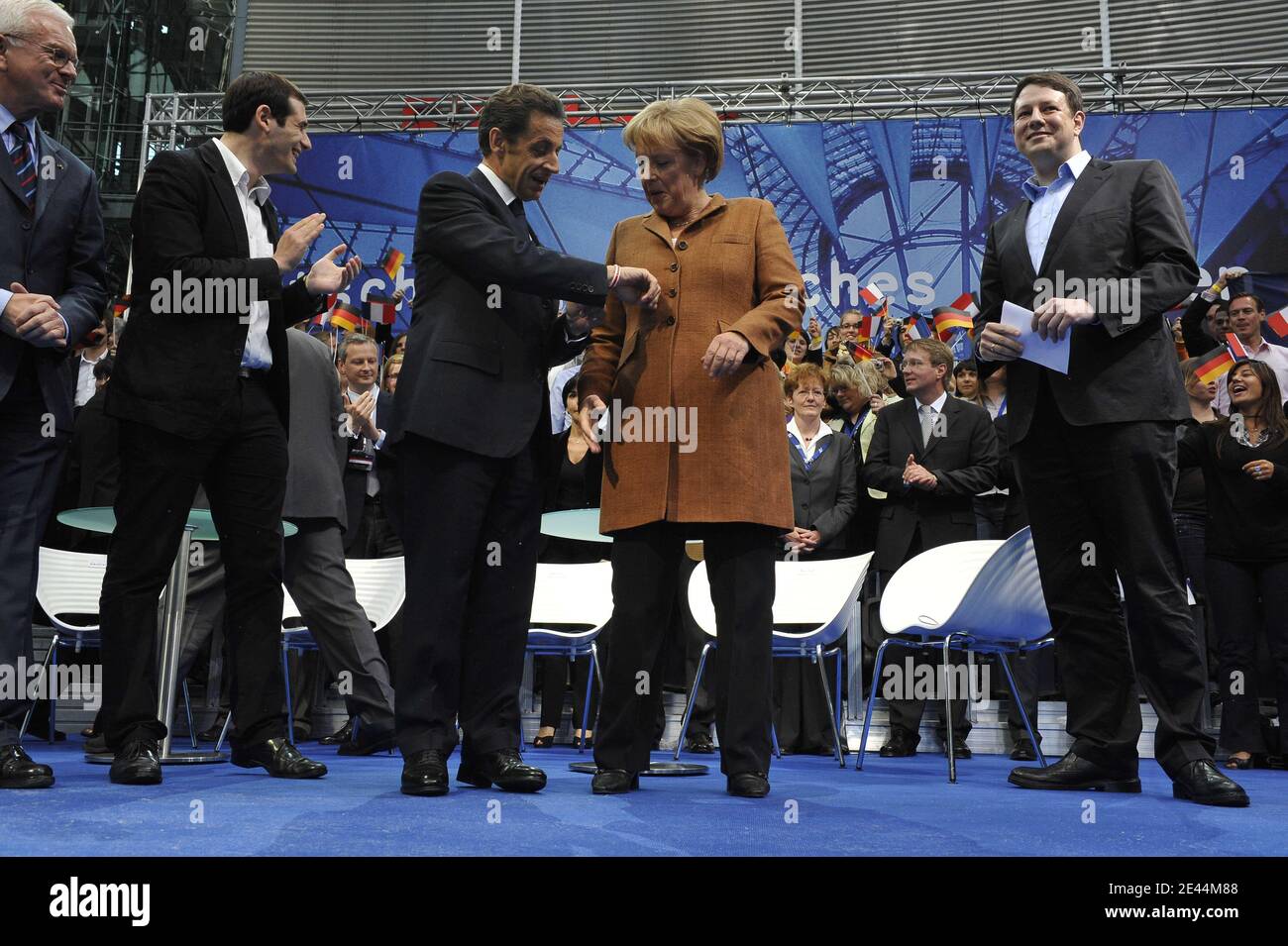 Il presidente francese Nicolas Sarkozy e la cancelliera tedesca Angela Merkel partecipano il 10 maggio 2009 a un raduno europeo delle elezioni dell'Unione Junge (Young Union, l'organizzazione giovanile dei cristiano-democratici tedeschi) presso il Sony Centre di Berlino, Germania. L'Unione Junge ha tenuto il rally come parte di un incontro di amicizia tedesco-francese. gli stati membri dell'Unione europea terranno le elezioni per il parlamento europeo in giugno. Foto di Elodie Gregoire/ABACAPRESS.COM Foto Stock