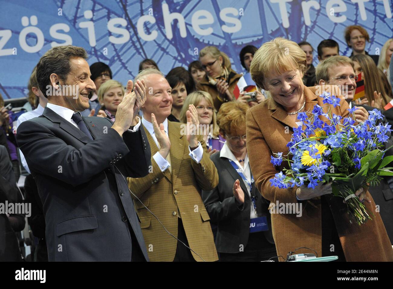 Il presidente francese Nicolas Sarkozy, il ministro del lavoro Brice Hortefeux e la cancelliera tedesca Angela Merkel hanno partecipato il 10 maggio 2009 a un raduno delle elezioni europee dell'Unione Junge (Young Union, l'organizzazione giovanile dei cristiano-democratici tedeschi) presso il Sony Centre di Berlino in Germania. L'Unione Junge ha tenuto il rally come parte di un incontro di amicizia tedesco-francese. gli stati membri dell'Unione europea terranno le elezioni per il parlamento europeo in giugno. Foto di Elodie Gregoire/ABACAPRESS.COM Foto Stock