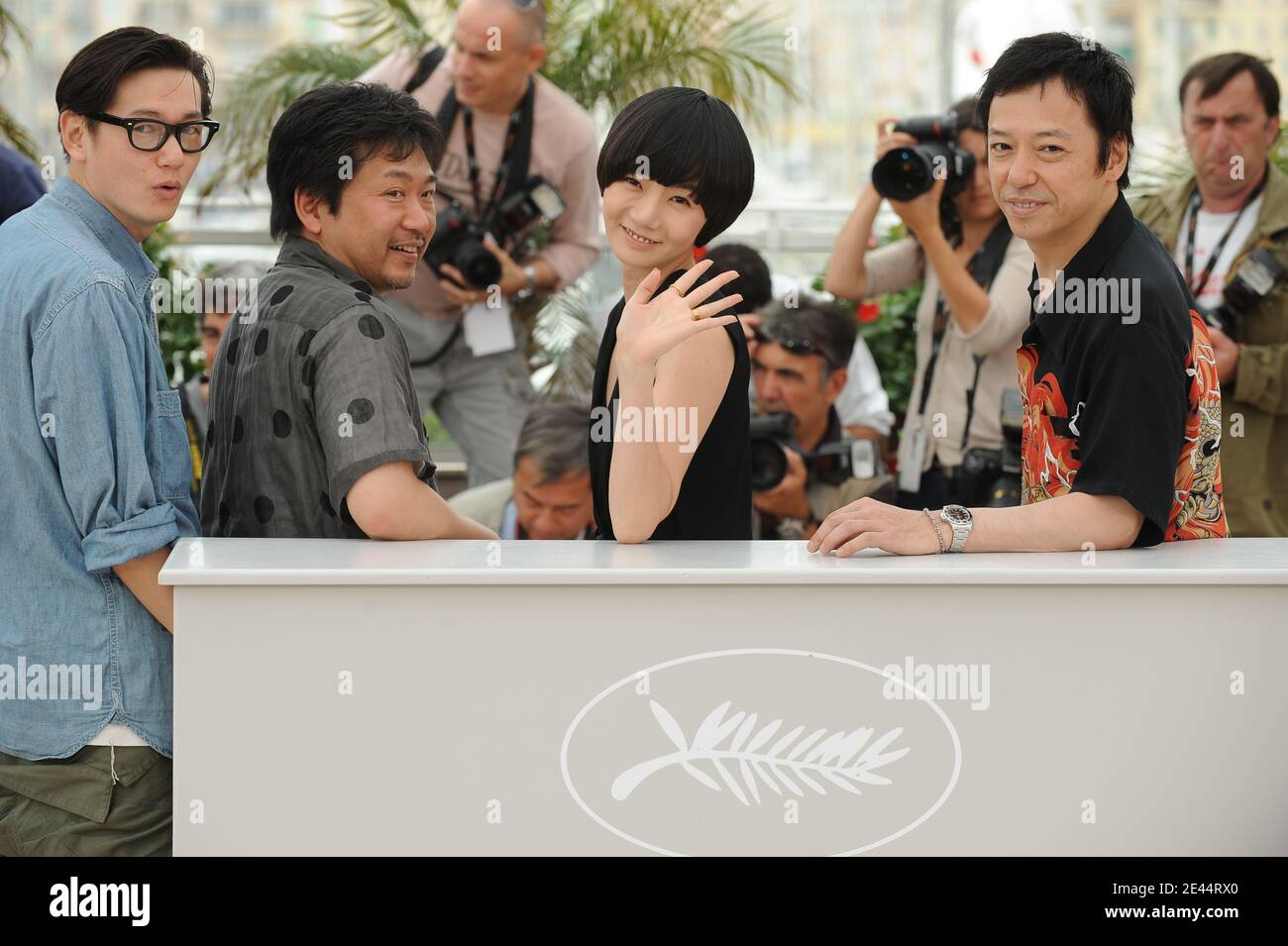 L'attore giapponese Arata, il regista giapponese Kore-eda Hirokazu, l'attrice coreana Bae Doo-Na e l'attore giapponese Itao Itsuji partecipano alla Photocall "Air Doll" tenutasi al Palais Des Festivals durante il 62° Festival Internazionale del Cinema di Cannes, in Francia, il 14 maggio 2009. Foto di Nebinger-Orban/ABACAPRESS.COM Foto Stock