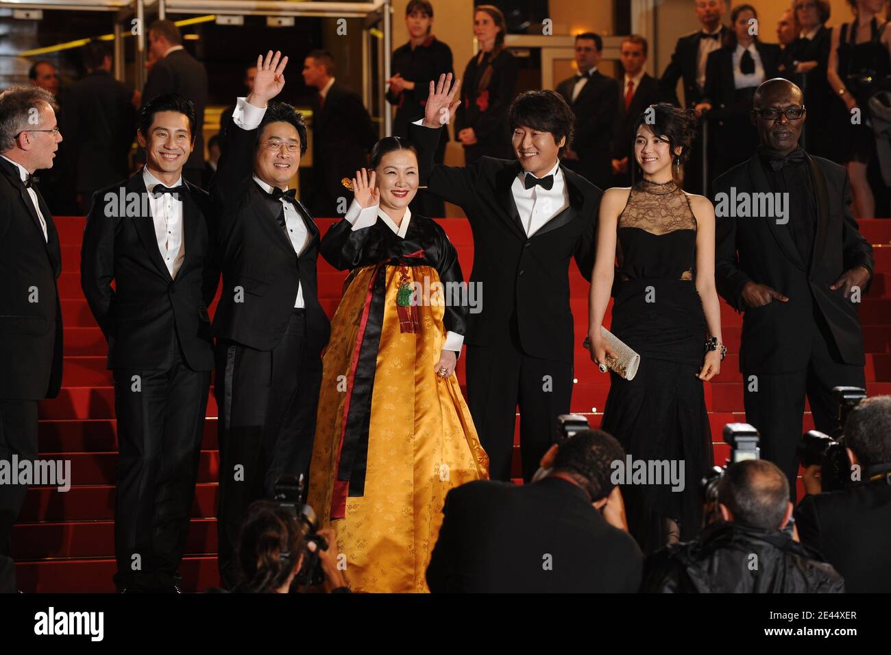 Il regista sudcoreano Chan-Wook Park (2ndL), Kim OK-Bin (2ndR), Kim Hae-Sook (C), Song Kang-ho (3ndR) e Shin ha-Kyun (L) arrivano alla proiezione di "sete" durante il 62° Festival di Cannes al Palais des Festivals di Cannes, Francia, il 15 maggio 2009. Foto di Nebinger-Orban/ABACAPRESS.COM Foto Stock