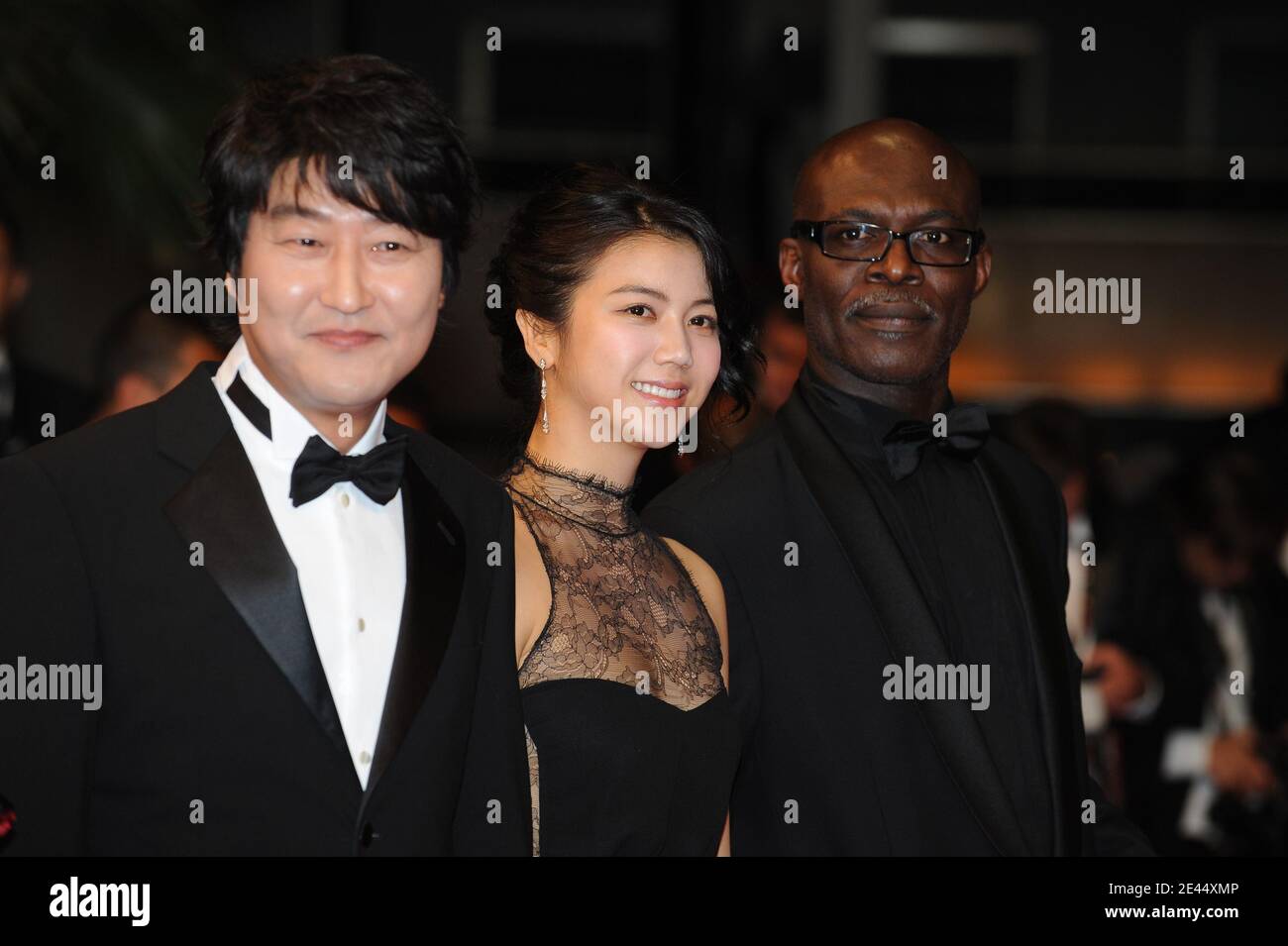 Kim Hae-Sook e Song Kang-ho arrivano alla proiezione della "sete" durante il 62° Festival del Cinema di Cannes al Palais des Festivals di Cannes, in Francia, il 15 maggio 2009. Foto di Nebinger-Orban/ABACAPRESS.COM Foto Stock