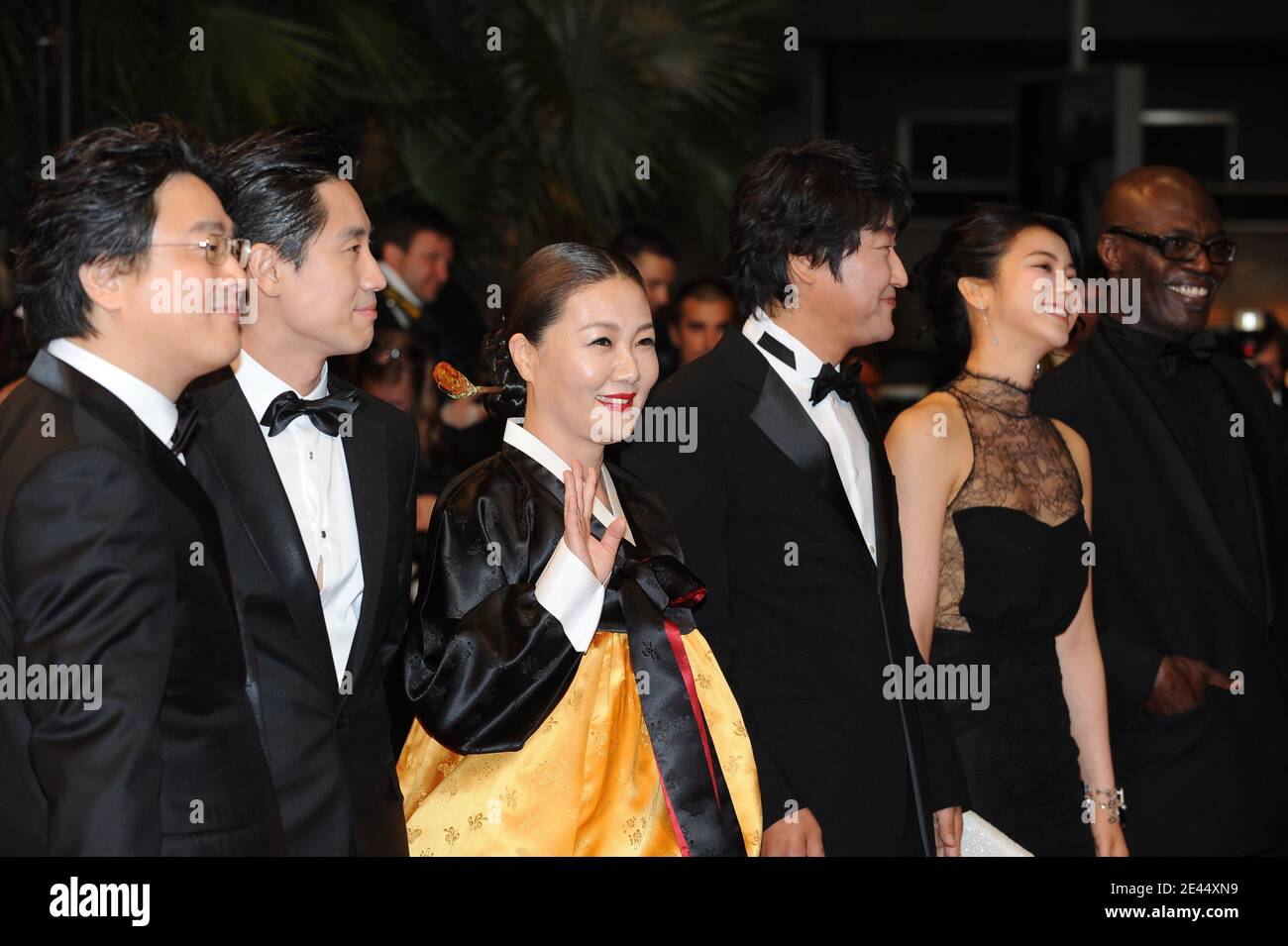 Il regista sudcoreano Chan-Wook Park (2ndL), Kim OK-Bin (2ndR), Kim Hae-Sook (C), Song Kang-ho (3ndR) e Shin ha-Kyun (L) arrivano alla proiezione di "sete" durante il 62° Festival di Cannes al Palais des Festivals di Cannes, Francia, il 15 maggio 2009. Foto di Nebinger-Orban/ABACAPRESS.COM Foto Stock