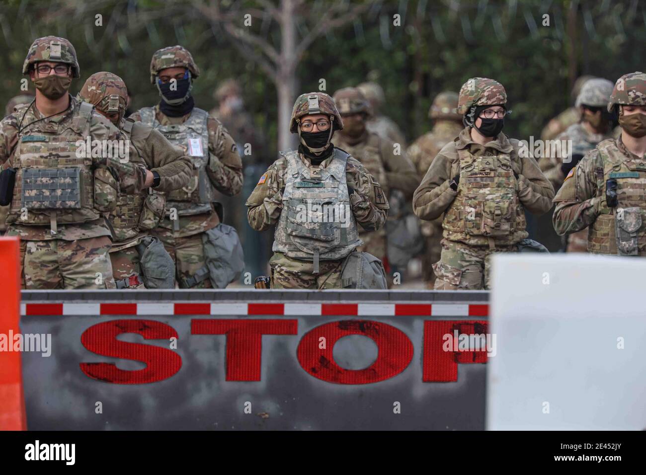 WASHINGTON, D.C, STATI UNITI. 20 gennaio 2021. I guardisti nazionali occupano le strade di Washington D.C durante il giorno di inaugurazione mercoledì 20 gennaio 2021, a Washington, DC Credit: Saquan Stimpson/ZUMA Wire/Alamy Live News Foto Stock