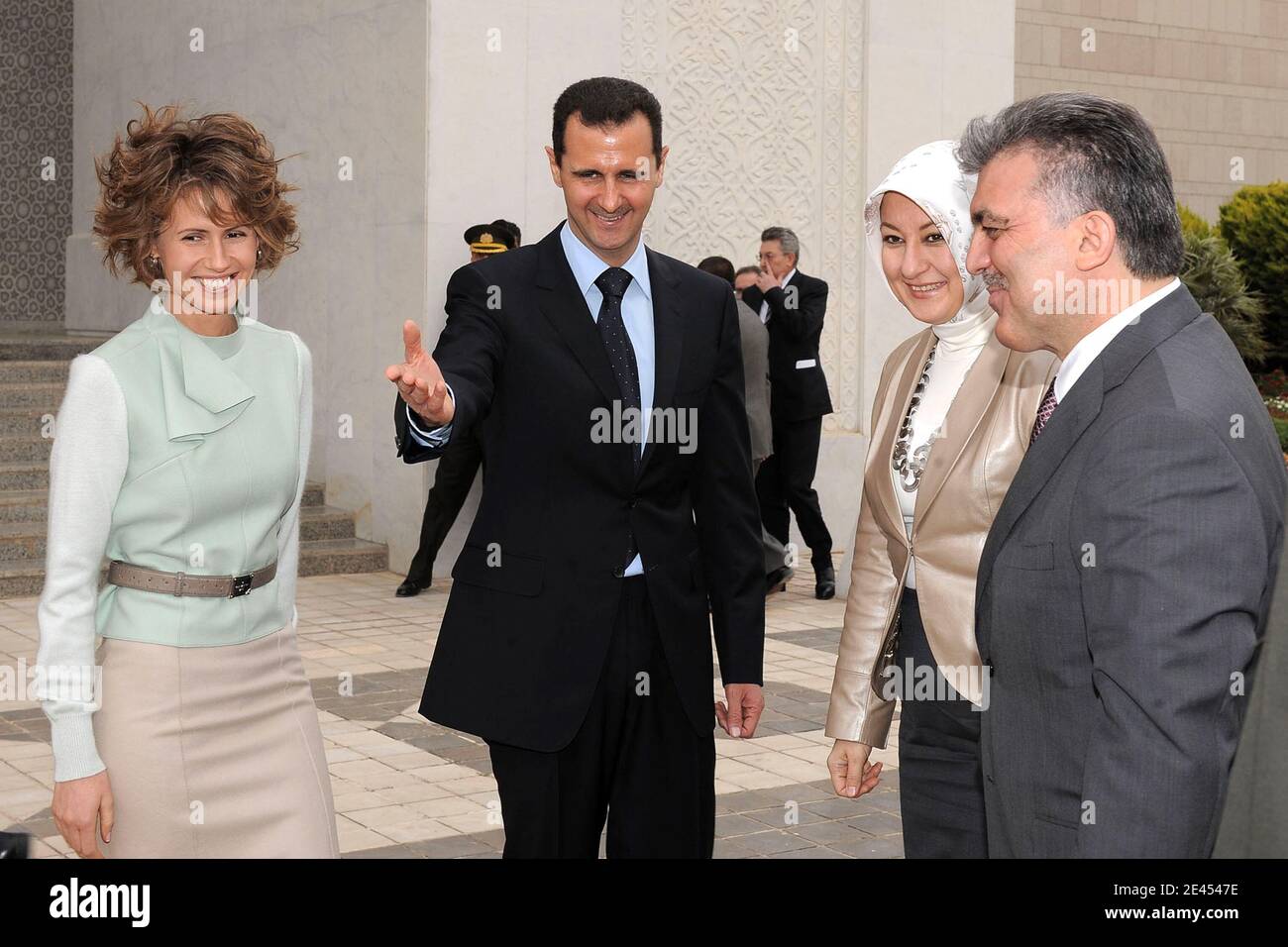 Il capo di stato siriano Bashar al-Assad e la moglie di Londra Asma al-Assad sembrano vivere in una surreale bolla psicologica, isolata dalla violenza grottesca che ha causato la vita a 8,000 siriani, Secondo una cache di circa 3,000 presunte e-mail e documenti ottenuti da attivisti siriani e pubblicati dal numero Guardian del 15 marzo 2012. File photo : il presidente siriano Bashar al Assad e la prima signora Asma ricevono il presidente turco Abdullah Gul e la prima signora Hayrunnisa per una visita di Stato a Damasco, in Siria, il 17 maggio 2009. Foto di Balkis Press/ABACAPRESS.COM Foto Stock
