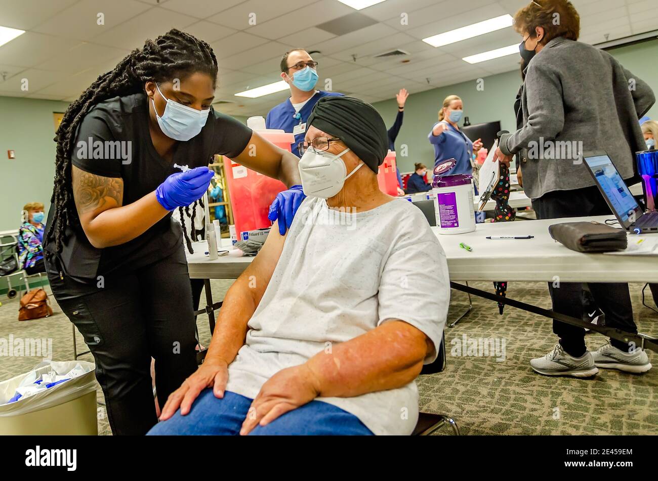 Un operatore sanitario dà a una donna di 74 anni la prima dose del vaccino COVID-19 da Pfizer-BioNTech al Providence Hospital di Mobile, Alabama. Foto Stock