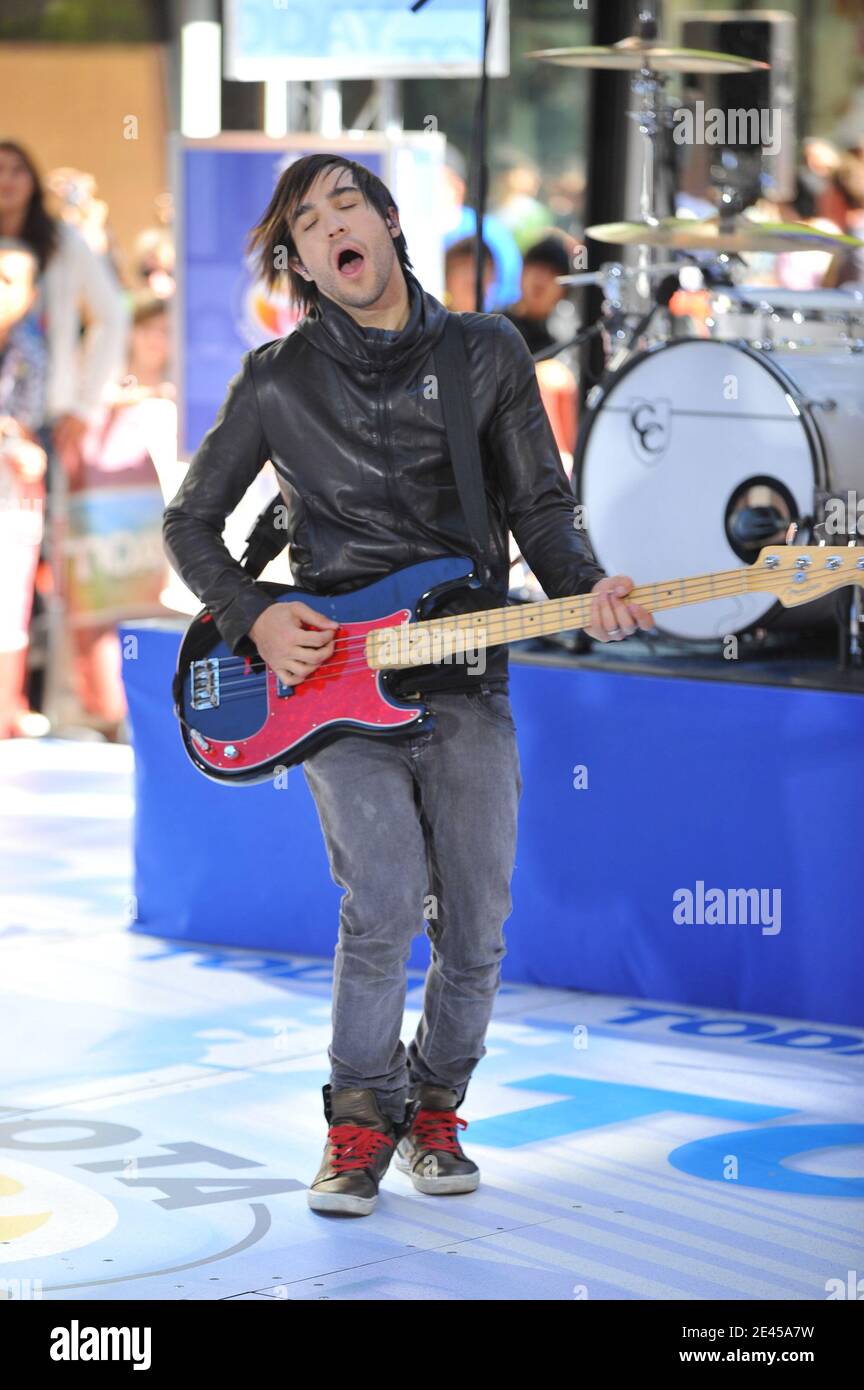 Il musicista Pete Wentz di Fall out Boy si esibisce il 22 maggio 2009 nella serie di concerti 'Today' Show della NBC al Rockefeller Plaza di New York City, NY, USA. Foto di Gregorio Binuya/ABACAPRESS.COM Foto Stock