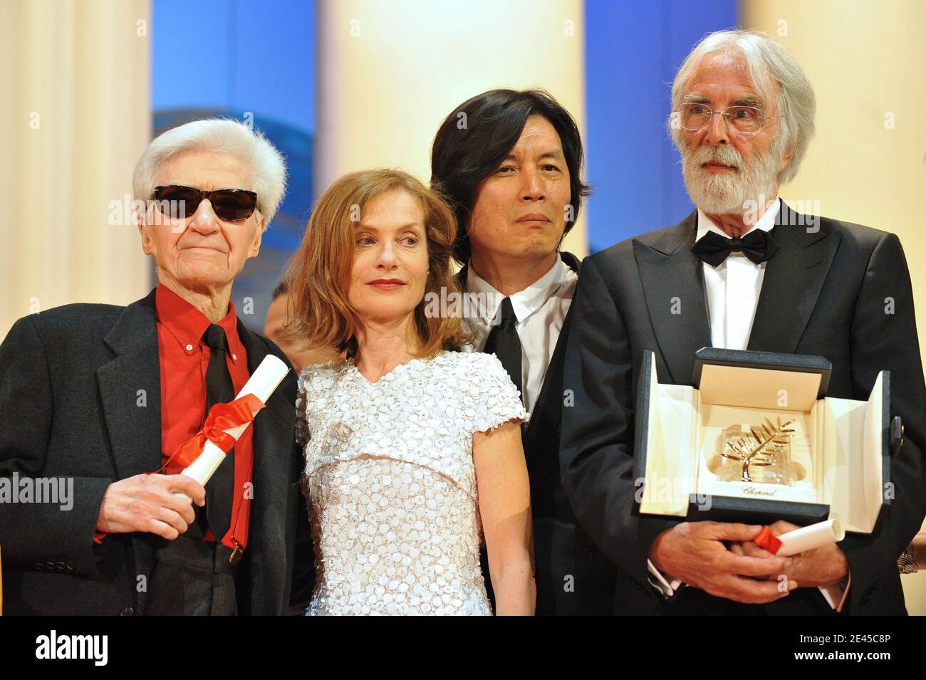 Isabelle Huppert si pone con Michael Haneke e Alain Resnais durante la cerimonia di chiusura del 62° Festival di Cannes il 24 maggio 2009 a Cannes, Francia, il 24 2009 maggio. Foto di Nebinger-Orban/ABACAPRESS.COM Foto Stock