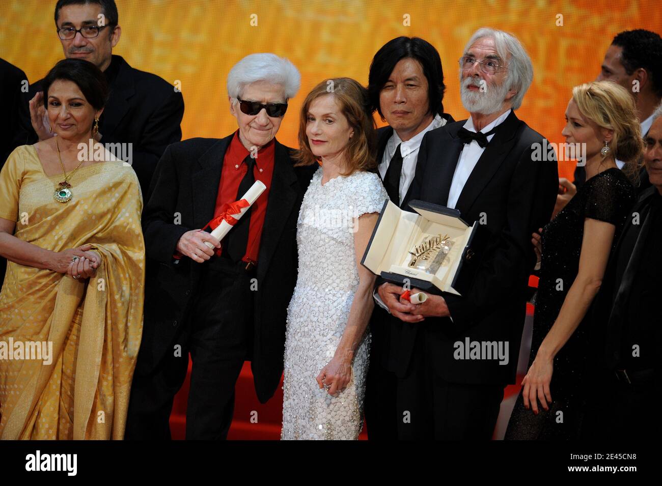 Alain Resnais, il vincitore del Palme d'Or Michael Haneke e Isabelle Huppert partecipano alla cerimonia di chiusura del 62° Festival di Cannes. Cannes, Francia, 24 maggio 2009. Foto di Lionel Hahn/ABACAPRESS.COM (nella foto: Isabelle Huppert, Michael Haneke, Alain resnais) Foto Stock