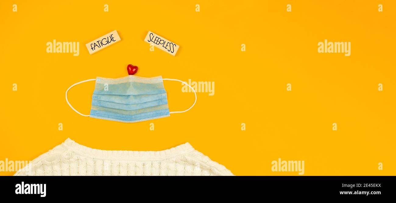 Creative COVID-19 banner piatto, persone stanche con espressioni infelici e maschera medica, copia spazio giallo sfondo foto Foto Stock
