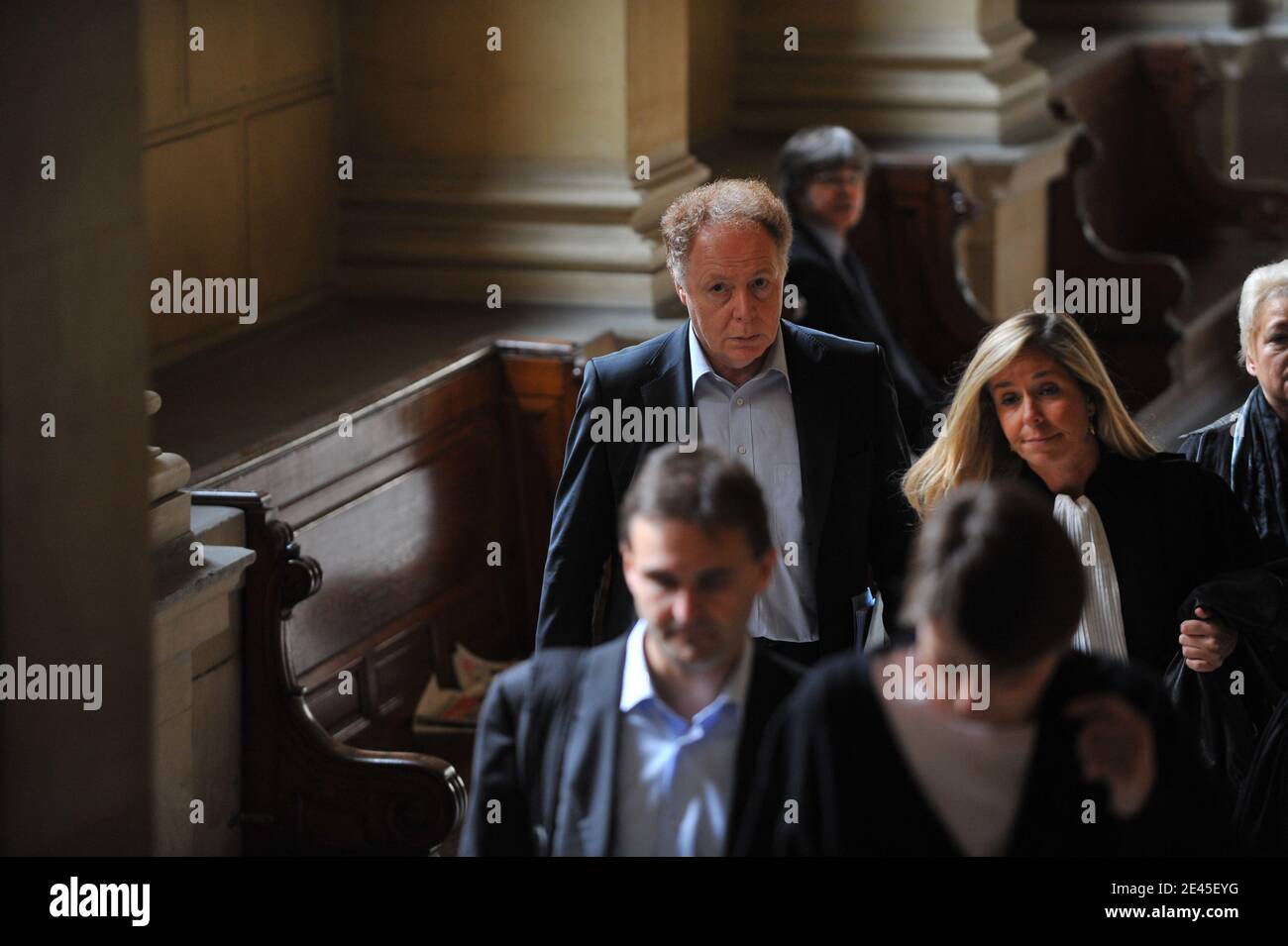 Alain Rosenberg, capo della Chiesa francese di Scientology arriva alla Corte di Parigi il 27 maggio 2009, per il processo della Chiesa di Scientology, classificata come setta, con sette suoi membri per la prescrizione illegale di farmaci. Le accuse derivano da un caso preso da una donna che ha detto che ha pagato la chiesa più di 20,000 euro (28,000 dollari) per lezioni, libri, droghe e un 'elettrometro,' un dispositivo che la chiesa dice può misurare lo stato mentale di una persona. Fondata negli Stati Uniti nel 1954 dallo scrittore di fantascienza L. Ron Hubbard, la Chiesa di Scientology, che ha attratto le stelle di Hollywood suc Foto Stock