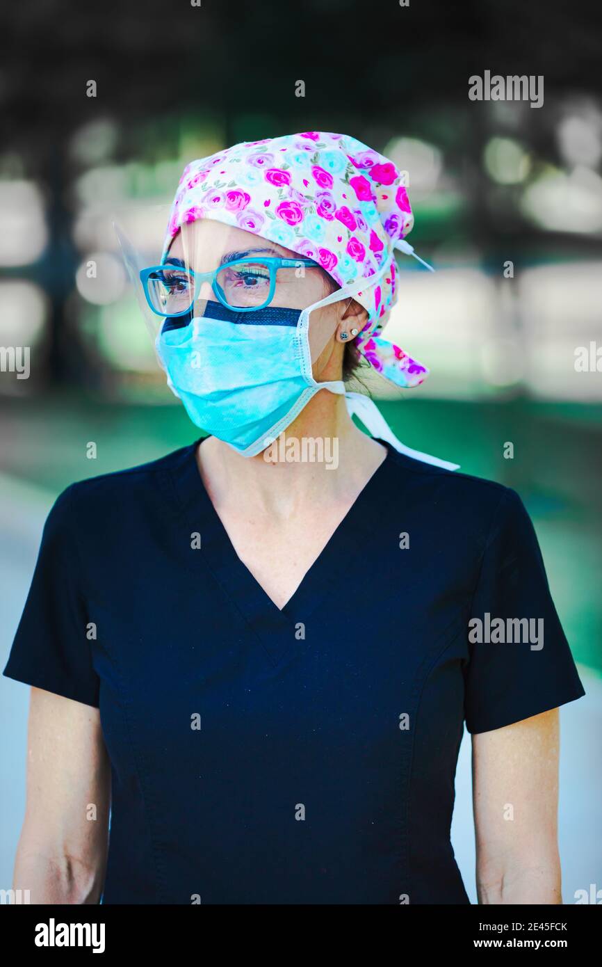 Ritratto di un infermiere con maschera protettiva N95 e personale dispositivi di protezione Foto Stock