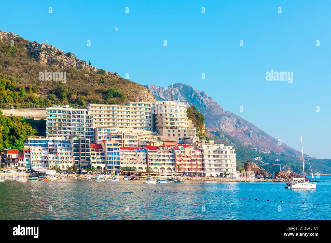 Località costiera di Rafailovici Montenegro . Hotel sul mare . Vacanze estive . Spiaggia del Mare Adriatico in Montenegro Foto Stock