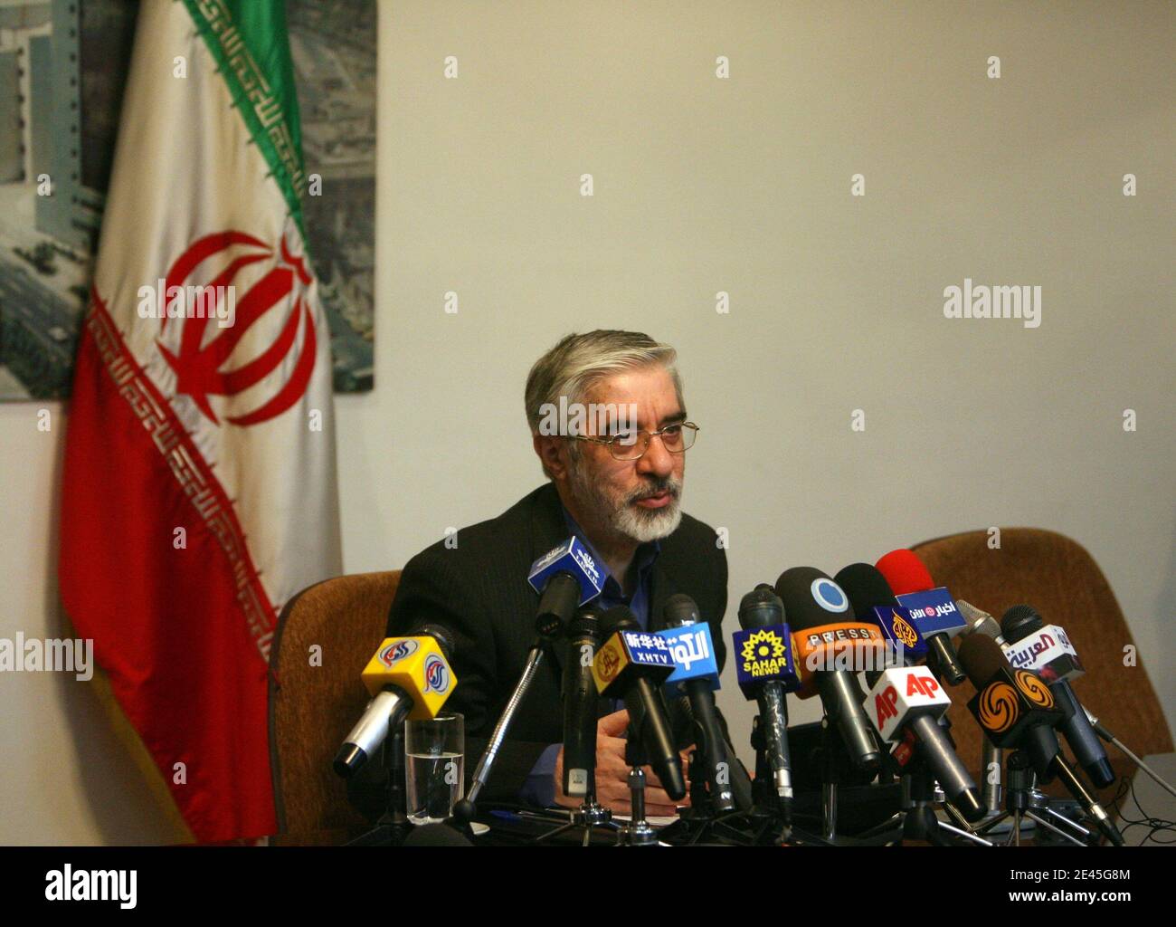 Il candidato presidenziale riformista iraniano Mir Hossein Mousavi tiene una conferenza stampa a Teheran, Iran, il 29 maggio 2009. Mousavi, un ex Premier, ha dichiarato di essere disposto a tenere colloqui con il gruppo internazionale P5-Plus-1 sulla spinta nucleare iraniana se eletto, ma ha aggiunto che Teheran avrebbe continuato il suo programma nucleare. Foto di Farzaneh Khademian/ABACAPRESS.COM Foto Stock