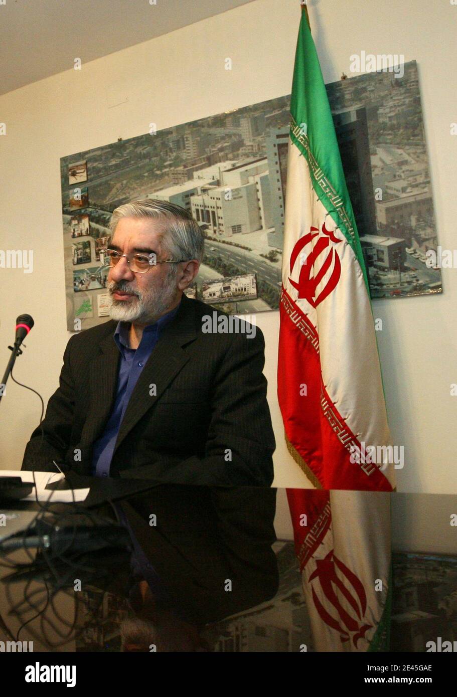 Il candidato presidenziale riformista iraniano Mir Hossein Mousavi tiene una conferenza stampa a Teheran, Iran, il 29 maggio 2009. Mousavi, un ex Premier, ha dichiarato di essere disposto a tenere colloqui con il gruppo internazionale P5-Plus-1 sulla spinta nucleare iraniana se eletto, ma ha aggiunto che Teheran avrebbe continuato il suo programma nucleare. Foto di Farzaneh Khademian/ABACAPRESS.COM Foto Stock