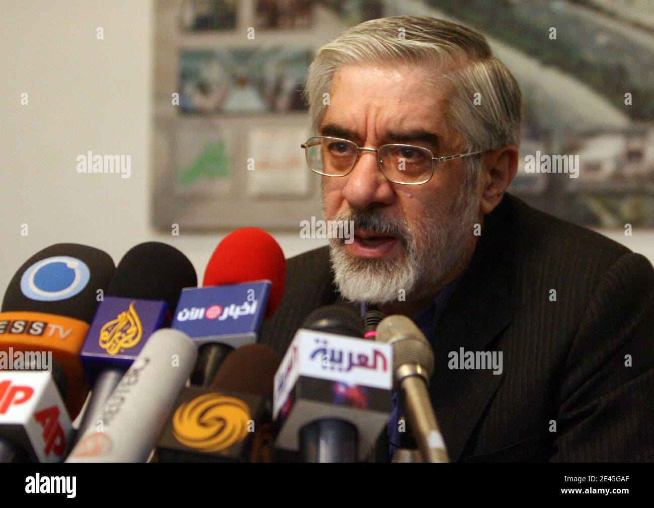 Il candidato presidenziale riformista iraniano Mir Hossein Mousavi tiene una conferenza stampa a Teheran, Iran, il 29 maggio 2009. Mousavi, un ex Premier, ha dichiarato di essere disposto a tenere colloqui con il gruppo internazionale P5-Plus-1 sulla spinta nucleare iraniana se eletto, ma ha aggiunto che Teheran avrebbe continuato il suo programma nucleare. Foto di Farzaneh Khademian/ABACAPRESS.COM Foto Stock