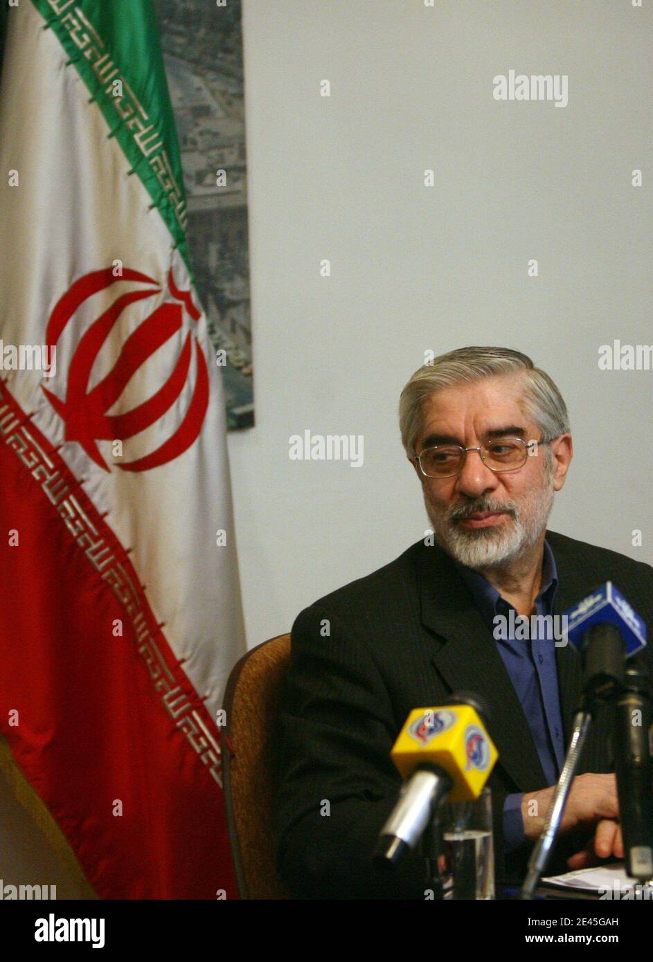 Il candidato presidenziale riformista iraniano Mir Hossein Mousavi tiene una conferenza stampa a Teheran, Iran, il 29 maggio 2009. Mousavi, un ex Premier, ha dichiarato di essere disposto a tenere colloqui con il gruppo internazionale P5-Plus-1 sulla spinta nucleare iraniana se eletto, ma ha aggiunto che Teheran avrebbe continuato il suo programma nucleare. Foto di Farzaneh Khademian/ABACAPRESS.COM Foto Stock