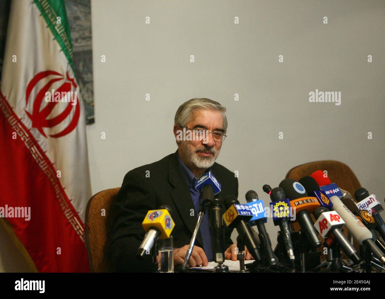 Il candidato presidenziale riformista iraniano Mir Hossein Mousavi tiene una conferenza stampa a Teheran, Iran, il 29 maggio 2009. Mousavi, un ex Premier, ha dichiarato di essere disposto a tenere colloqui con il gruppo internazionale P5-Plus-1 sulla spinta nucleare iraniana se eletto, ma ha aggiunto che Teheran avrebbe continuato il suo programma nucleare. Foto di Farzaneh Khademian/ABACAPRESS.COM Foto Stock
