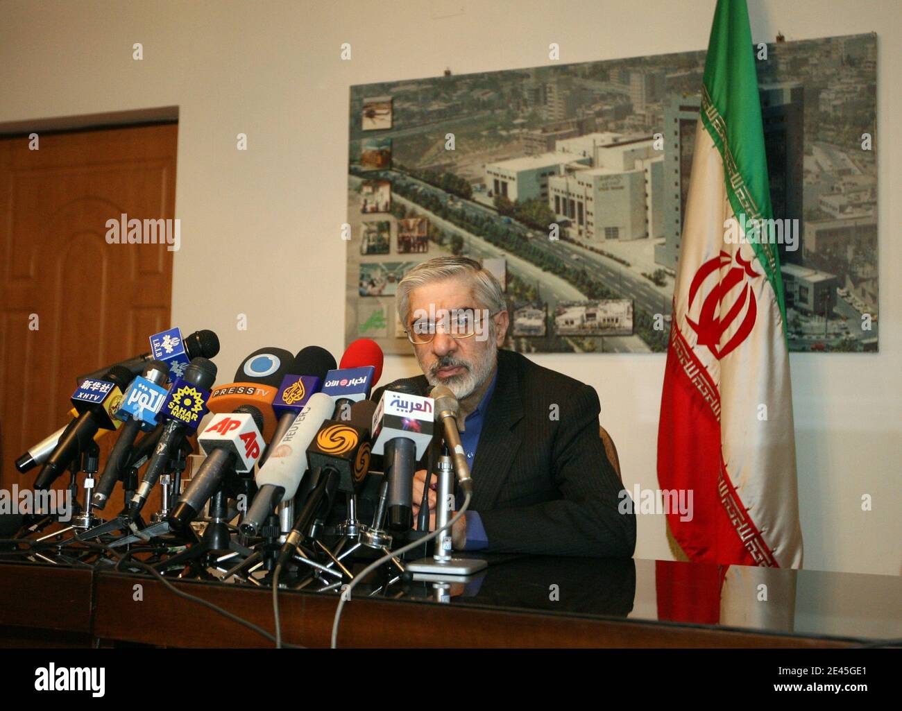Il candidato presidenziale riformista iraniano Mir Hossein Mousavi tiene una conferenza stampa a Teheran, Iran, il 29 maggio 2009. Mousavi, un ex Premier, ha dichiarato di essere disposto a tenere colloqui con il gruppo internazionale P5-Plus-1 sulla spinta nucleare iraniana se eletto, ma ha aggiunto che Teheran avrebbe continuato il suo programma nucleare. Foto di Farzaneh Khademian/ABACAPRESS.COM Foto Stock