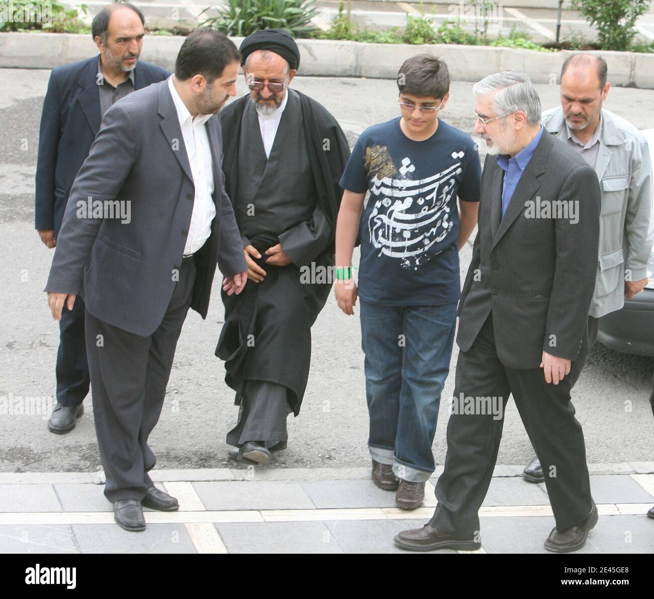 Il candidato presidenziale riformista iraniano Mir Hossein Mousavi arriva per una conferenza stampa a Teheran, Iran, il 29 maggio 2009. Mousavi, un ex Premier, ha dichiarato di essere disposto a tenere colloqui con il gruppo internazionale P5-Plus-1 sulla spinta nucleare iraniana se eletto, ma ha aggiunto che Teheran avrebbe continuato il suo programma nucleare. Foto di Farzaneh Khademian/ABACAPRESS.COM Foto Stock