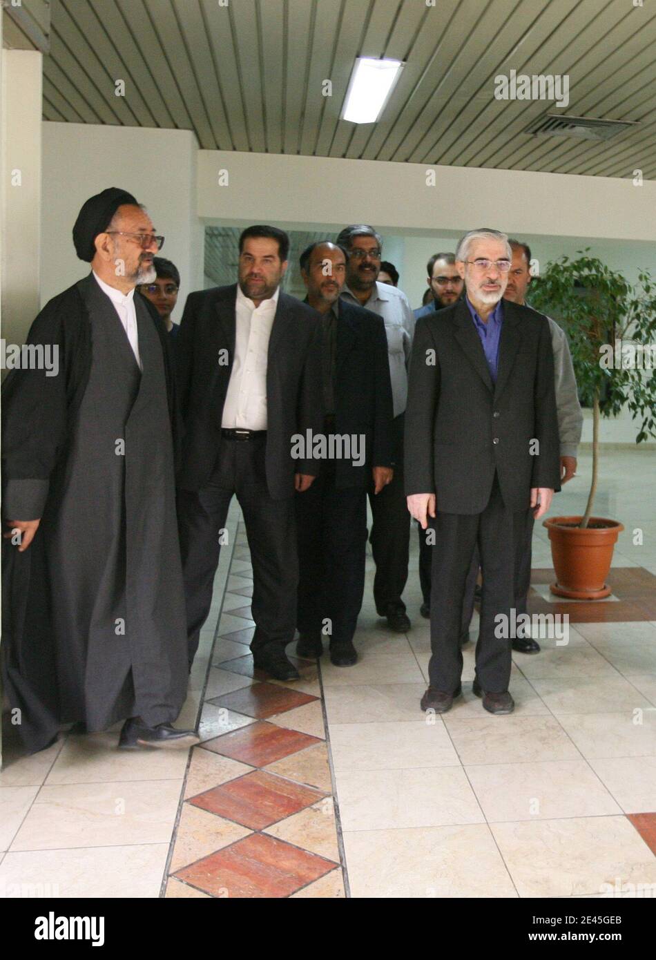 Il candidato presidenziale riformista iraniano Mir Hossein Mousavi arriva per una conferenza stampa a Teheran, Iran, il 29 maggio 2009. Mousavi, un ex Premier, ha dichiarato di essere disposto a tenere colloqui con il gruppo internazionale P5-Plus-1 sulla spinta nucleare iraniana se eletto, ma ha aggiunto che Teheran avrebbe continuato il suo programma nucleare. Foto di Farzaneh Khademian/ABACAPRESS.COM Foto Stock