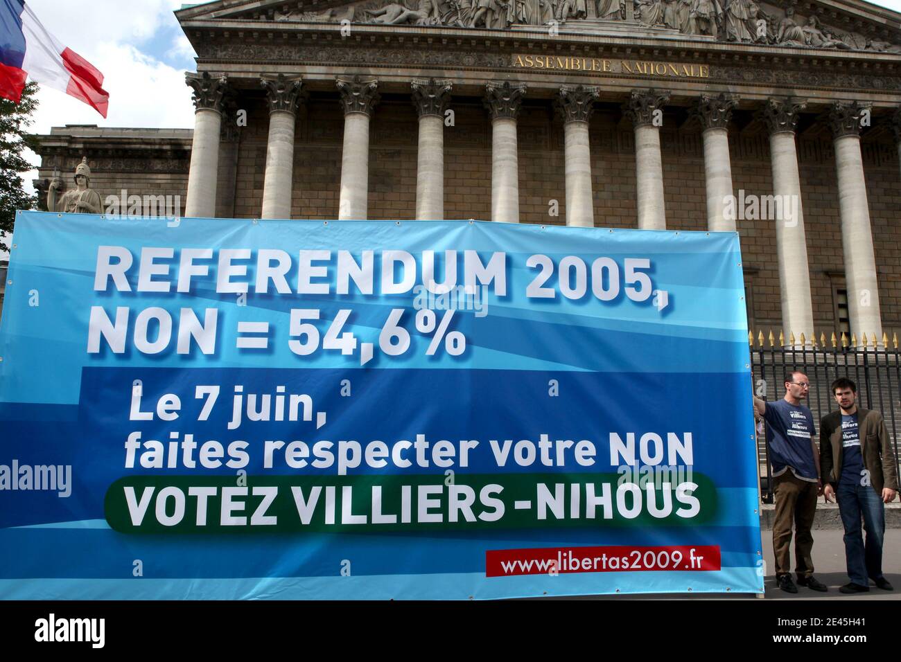 Jerome Riviere, candidato principale alla Libertas francese (DVD) per la regione Ile-de-France (tra cui Parigi e la Grande Parigi), presidente del movimento di estrema destra francese per la Francia (MPF) Philippe de Villiers e presidente francese del partito CPNT (Caccia, pesca, natura e tradizione) Frederic Nihous durante la presentazione, Di fronte all'Assemblea nazionale francese a Parigi, in Francia, il 29 maggio 2009, dei "Libertas", la loro lista comune (MPF e CPNT) per le elezioni europee del giugno 2009 il 29 maggio 2009 a Parigi. Le elezioni europee si terranno dal 4 al 7 giugno in tutto il blocco delle 27 nazioni e il 7 giugno 2009 in Francia. P. Foto Stock