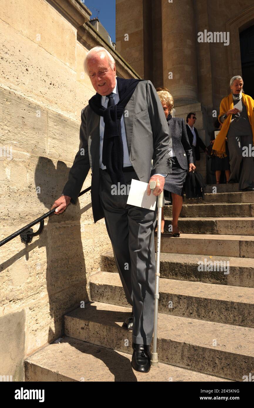 Hubert de Givenchy ha lasciato una cerimonia per celebrare il primo anno del passaggio del designer francese Yves Saint Laurent, alla chiesa di Saint Roch a Parigi, Francia il 2 giugno 2009. Foto di Ammar Abd Rabbo/ABACAPRESS.COM Foto Stock