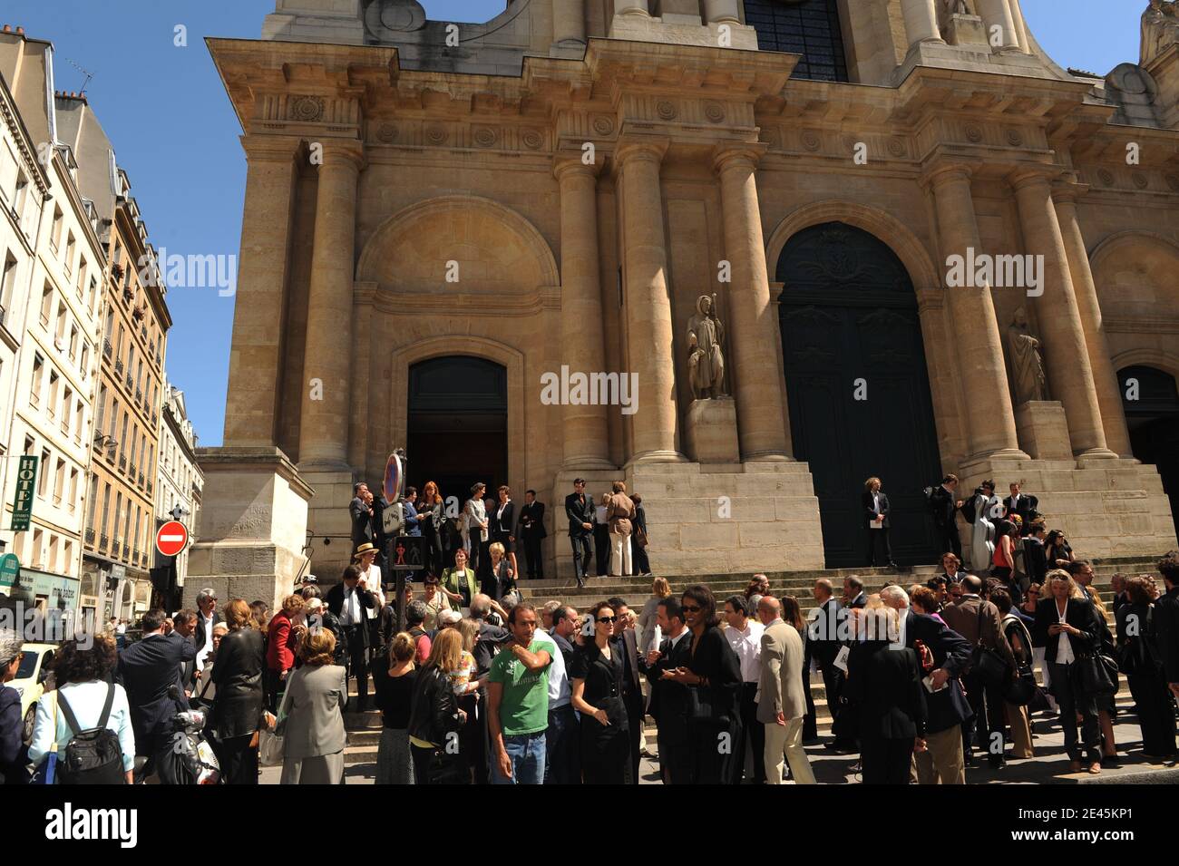 Atmosfera dopo una cerimonia per celebrare il primo anno di passaggio del designer francese Yves Saint Laurent, alla chiesa di Saint Roch a Parigi, Francia il 2 giugno 2009. Foto di Ammar Abd Rabbo/ABACAPRESS.COM Foto Stock