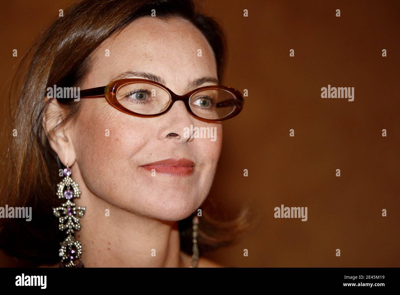 Attrice francese Carole Bouquet partecipa ad un'asta di vino a beneficio dell'associazione di beneficenza 'la voix de l'enfant' (la voce del bambino), a Bordeaux, nella Francia sud-occidentale, il 2 giugno 2009. Sono state messe all'asta dieci barili realizzati in rovere di 340 anni e personalizzati dagli artisti. Bouquet è il portavoce dell'associazione. Foto di Patrick Bernard/ABACAPRESS.COM Foto Stock