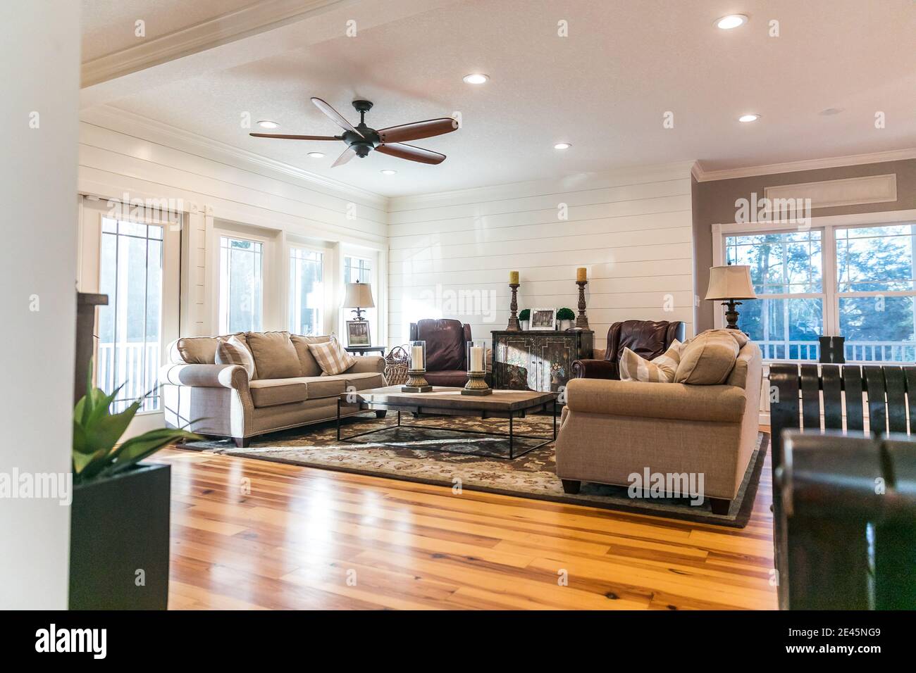 Una nuova aggiunta di un soggiorno e di un salotto aggiornati con pavimenti in legno di pino Foto Stock