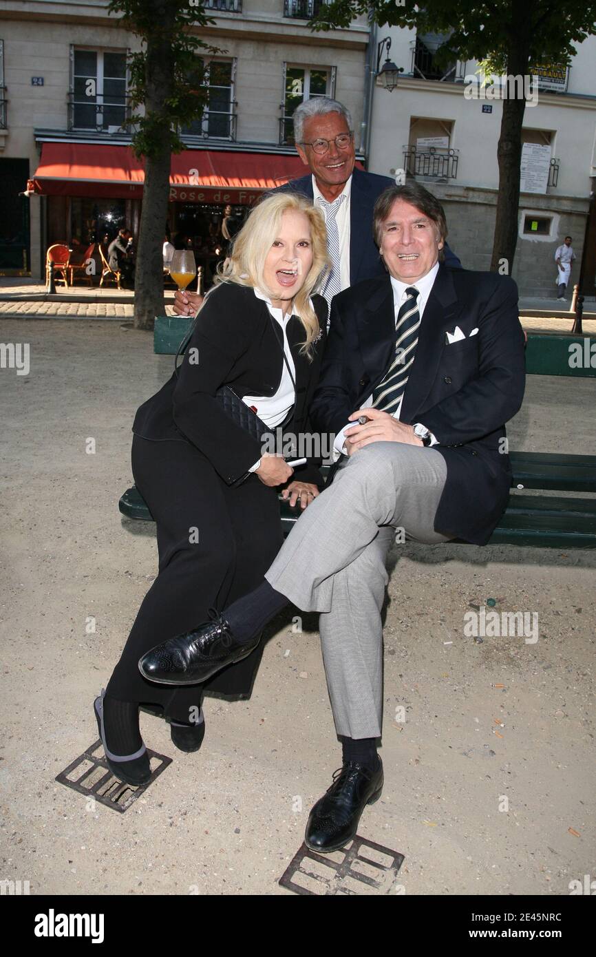 Sylvie Vartan e suo marito Tony Scotti e Jean-Marie Perier partecipano all'apertura della mostra del fotografo Jean-Marie Perier a Parigi, Francia, il 4 giugno 2009. Foto di Denis Guignebourg/ABACAPRESS.COM Foto Stock