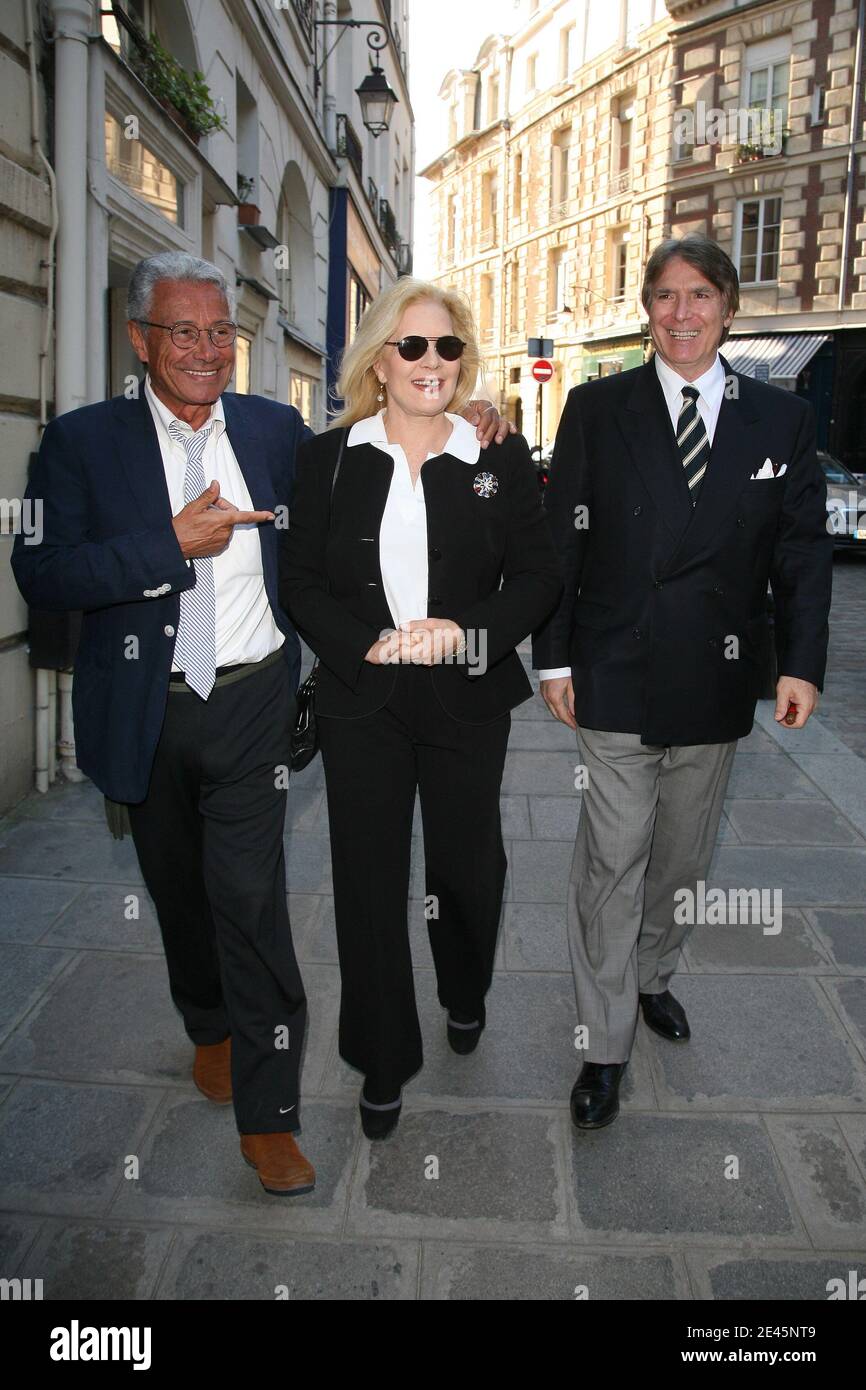 Sylvie Vartan, suo marito Tony Scotti e Jean-Marie Perier partecipano all'apertura della mostra del fotografo Jean-Marie Perier a Parigi, Francia, il 4 giugno 2009. Foto di Denis Guignebourg/ABACAPRESS.COM Foto Stock