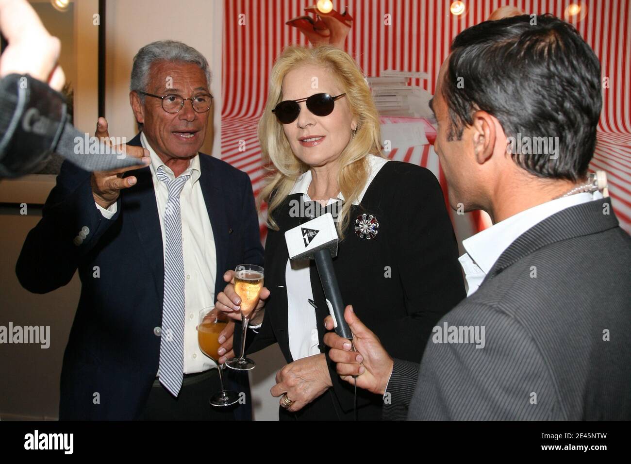 Sylvie Vartan e Jean-Marie Perier partecipano all'apertura della mostra del fotografo Jean-Marie Perier a Parigi, Francia, il 4 giugno 2009. Foto di Denis Guignebourg/ABACAPRESS.COM Foto Stock