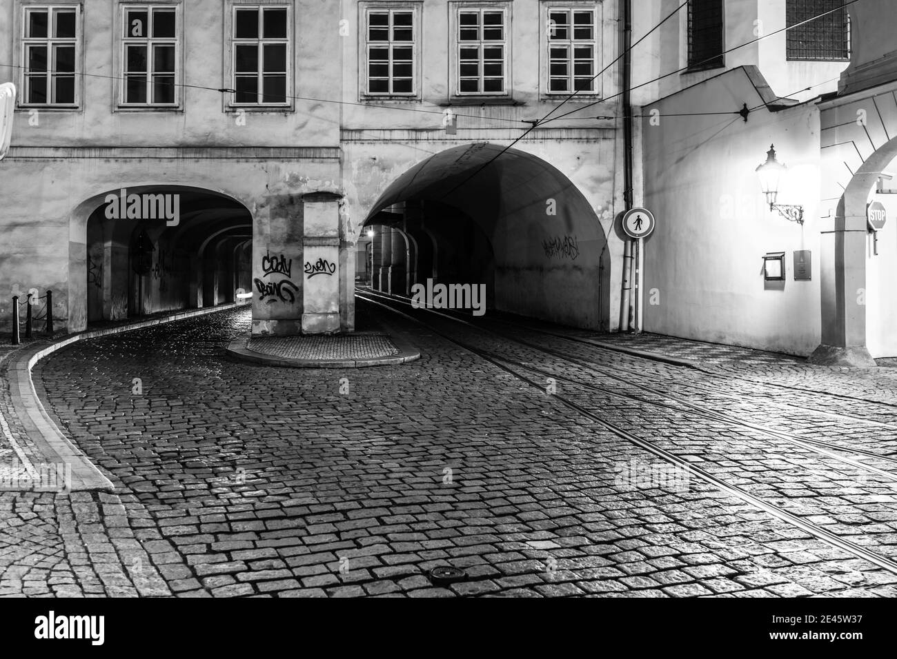 Tunnel scuro in via Letenska di Praga, Repubblica Ceca. Immagine in bianco e nero. Foto Stock