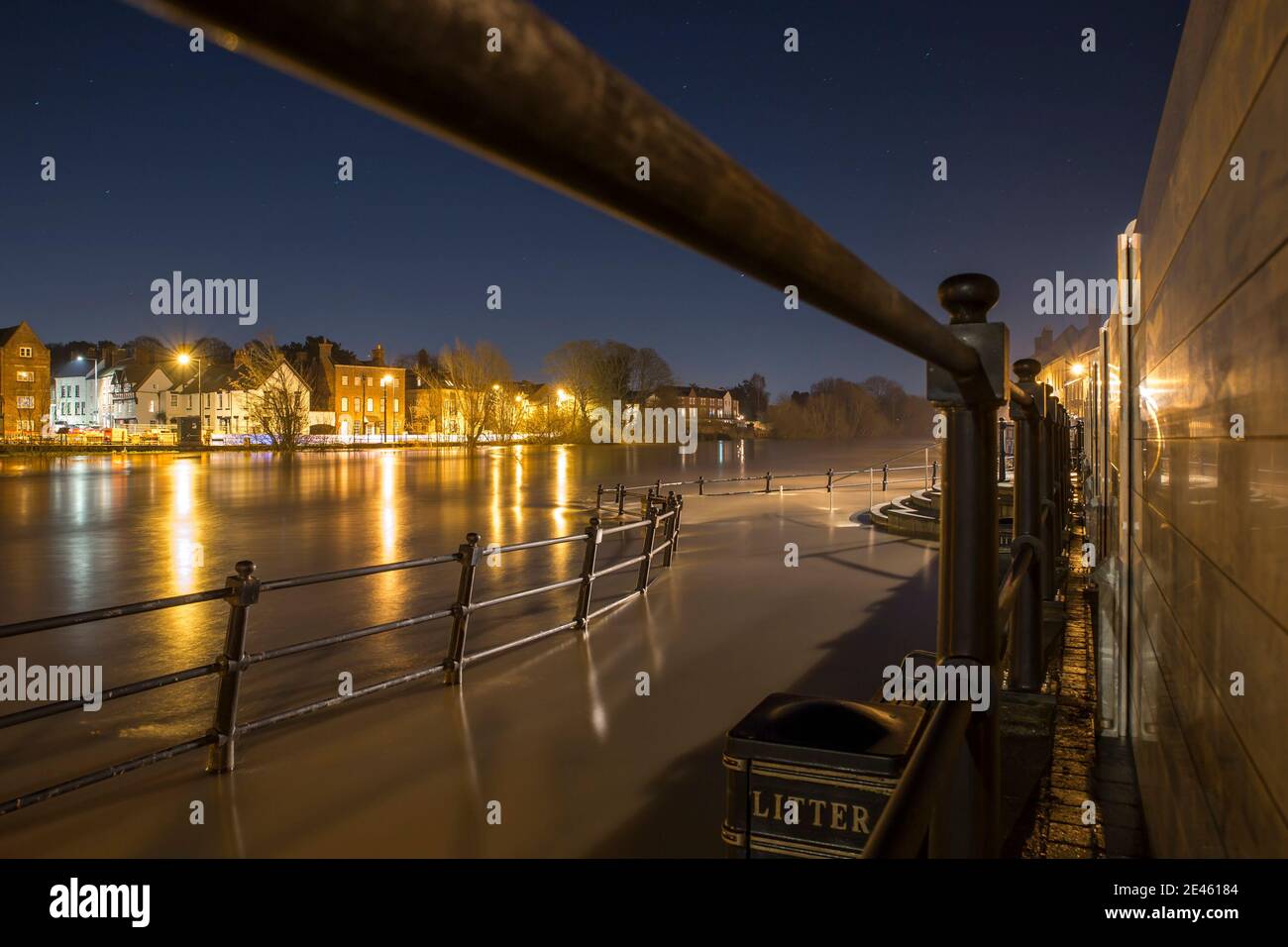 Bewdley, Regno Unito. 21 gennaio 2021. Con tutto il Regno Unito in allerta da Storm Christoph, l'acqua che sale dal fiume Severn, a Bewdley, si allontana verso le barriere alluvionali che stanno proteggendo la vita e la proprietà. Credit Lee Hudson/Alamy Live News Foto Stock