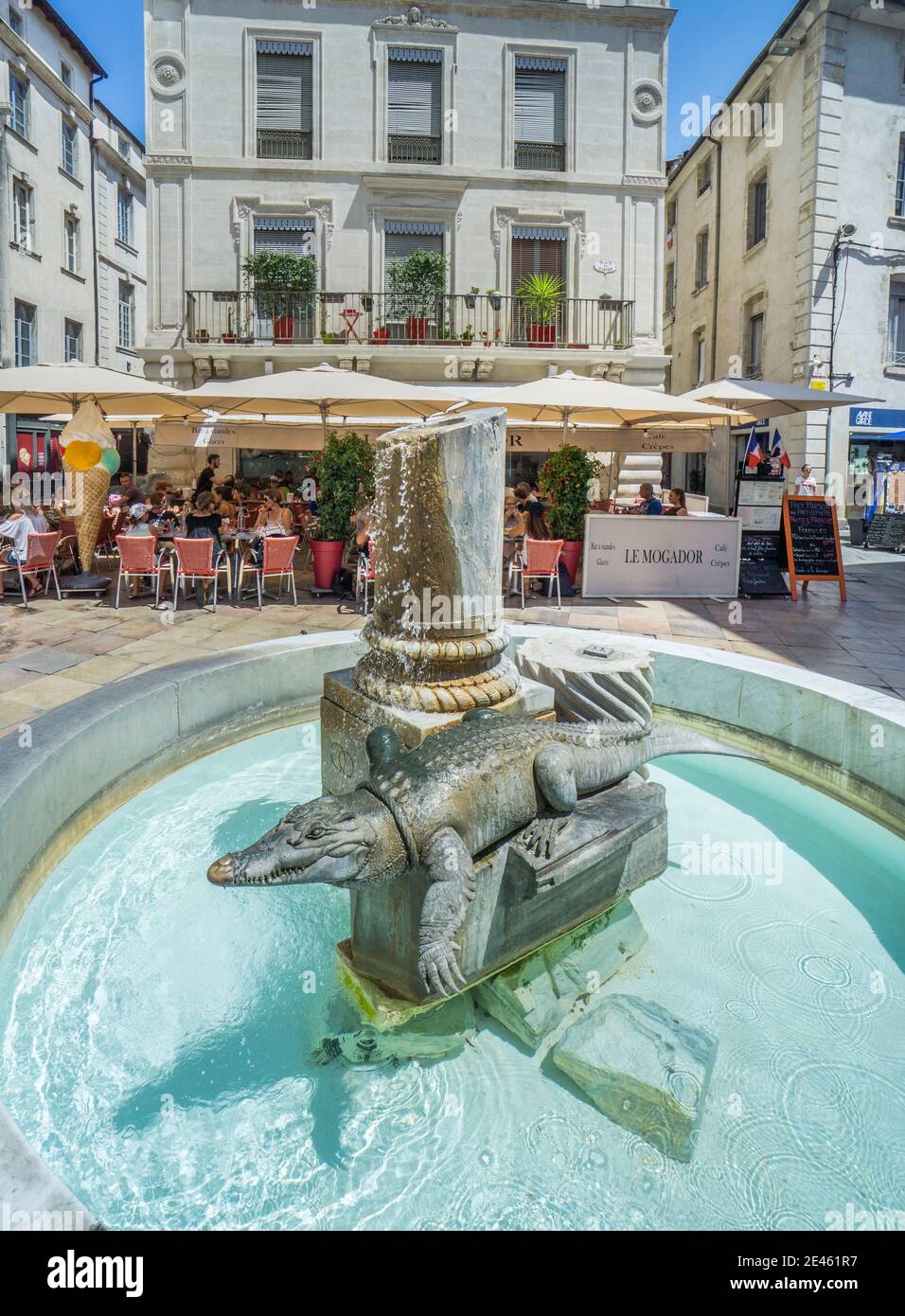 Fontana di coccodrilli su Place du Marché nel centro di Nimes, dipartimento del Gard, regione dell'Occitanie, Francia meridionale Foto Stock