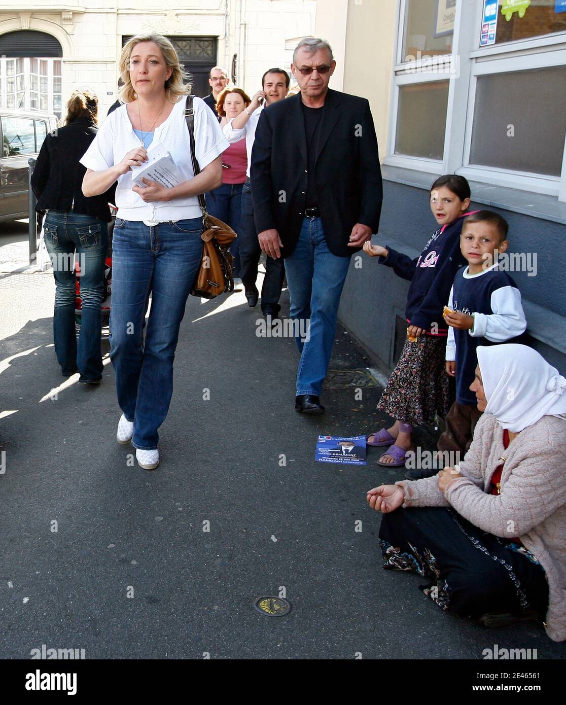 Deputee europeenne et NÁ2 du Front National (FN) Marine le Pen en campagne pour les elections municipales sur la marche a Henin-Beaumont, France le 19 Juin, 2009 qui se derouleront les 28 juin et 5 juillet prochains. Foto di Mikael Libert/ABACAPRESS.COM Foto Stock