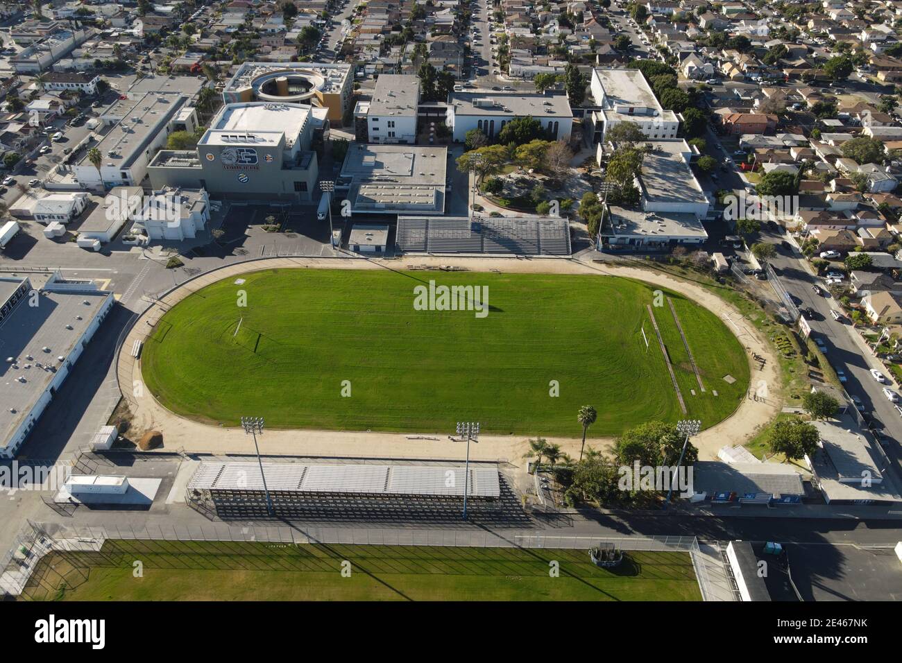 Una visione aerea della James A. Garfield Senior High School in mezzo al coronavirus globale COVID-19 pandemia, Domenica, 17 gennaio 2021, a Los Angeles. Foto Stock