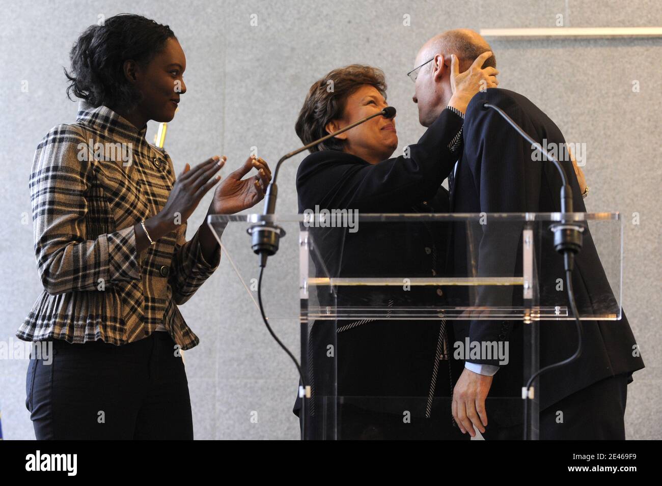 Il ministro francese uscente della Sanità e dello Sport Roselyne Bachelot (C) accoglie il segretario di Stato uscente responsabile dello Sport Bernard Laporte come nuovo nominato Rama Yade (L) applaude durante la cerimonia di consegna presso la sede centrale del Ministero dello Sport a Parigi, Francia, il 24 giugno 2009. Foto di Mehdi Taamallah/ABACAPRESS.COM Foto Stock