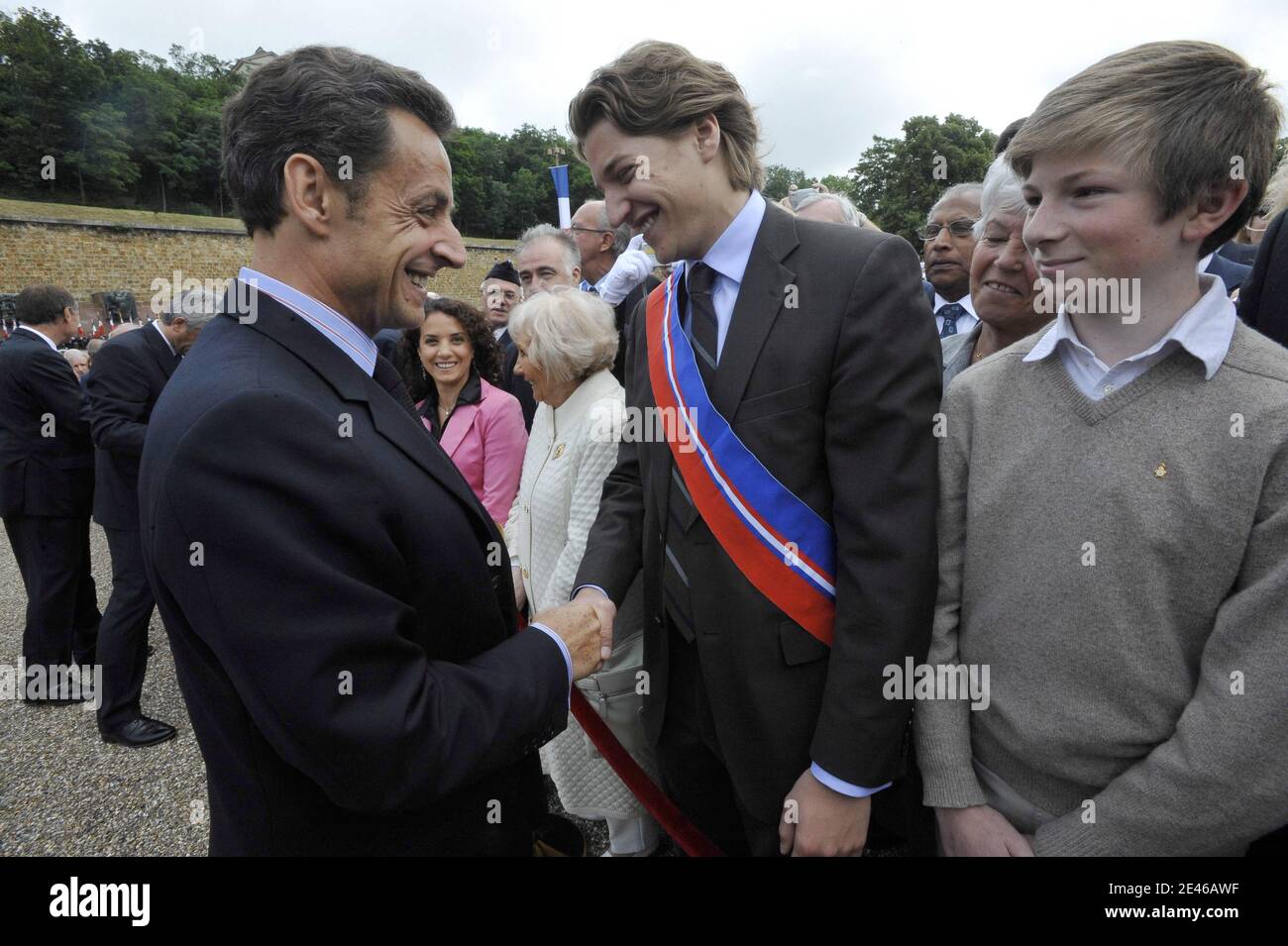 Il presidente francese Nicolas Sarkozy saluta il figlio e il capo del partito UMP al potere nel consiglio locale del dipartimento degli Hauts-de-Seine Jean Sarkozy durante la cerimonia del 69° anniversario di "l'appello del 18 giugno" al Mont-Valerien a Suresnes, vicino a Parigi, Francia, il 18 giugno 2009. Le commemorazioni hanno avuto luogo dove le autorità tedesche hanno giustiziato, il 15 dicembre 1941, più di 70 persone a Mont-Valerien in risposta ad un attacco francese contro un ufficiale tedesco. Foto di Elodie Gregoire/ABACAPRESS.COM Foto Stock