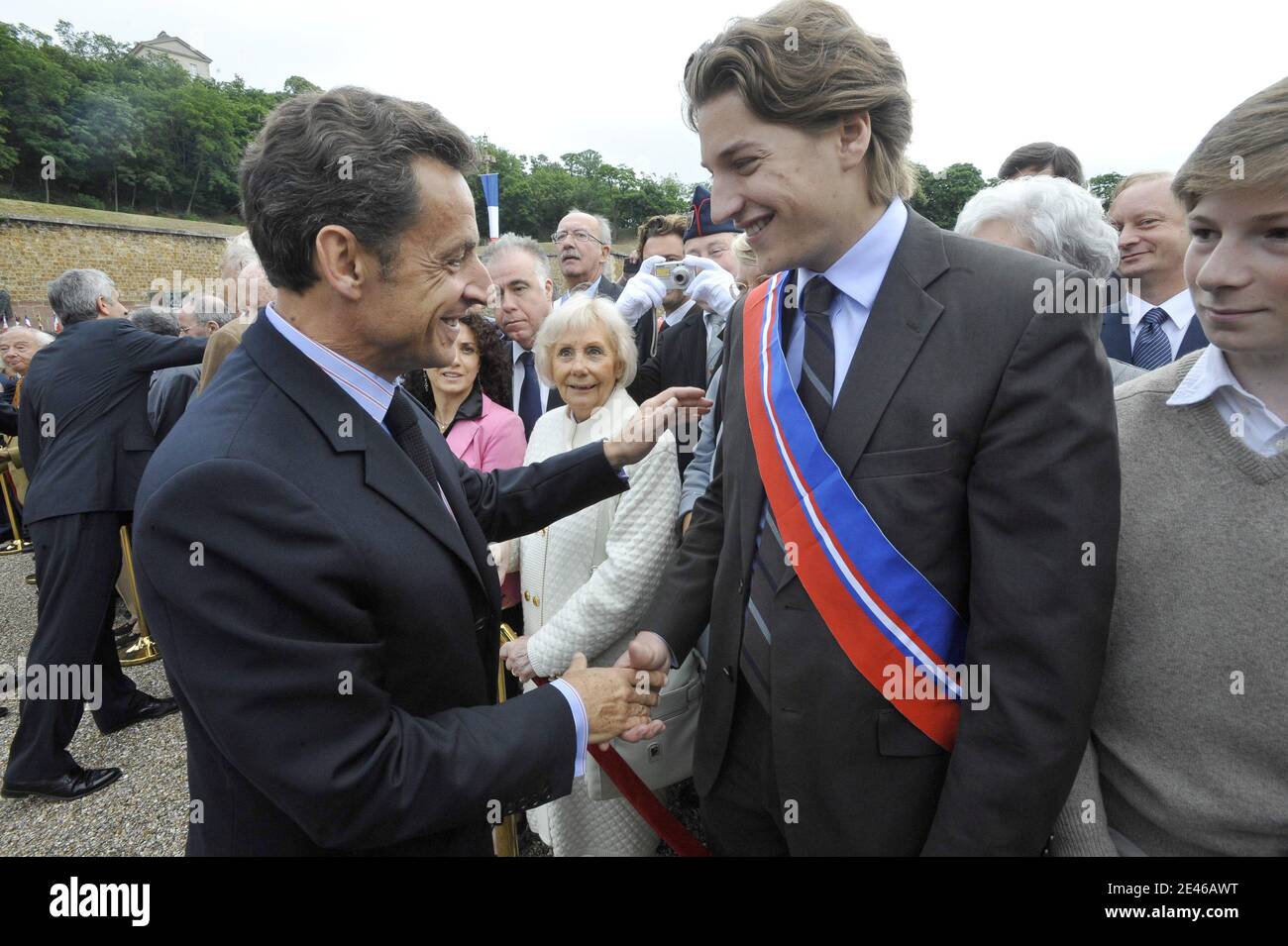 Il presidente francese Nicolas Sarkozy saluta il figlio e il capo del partito UMP al potere nel consiglio locale del dipartimento degli Hauts-de-Seine Jean Sarkozy durante la cerimonia del 69° anniversario di "l'appello del 18 giugno" al Mont-Valerien a Suresnes, vicino a Parigi, Francia, il 18 giugno 2009. Le commemorazioni hanno avuto luogo dove le autorità tedesche hanno giustiziato, il 15 dicembre 1941, più di 70 persone a Mont-Valerien in risposta ad un attacco francese contro un ufficiale tedesco. Foto di Elodie Gregoire/ABACAPRESS.COM Foto Stock