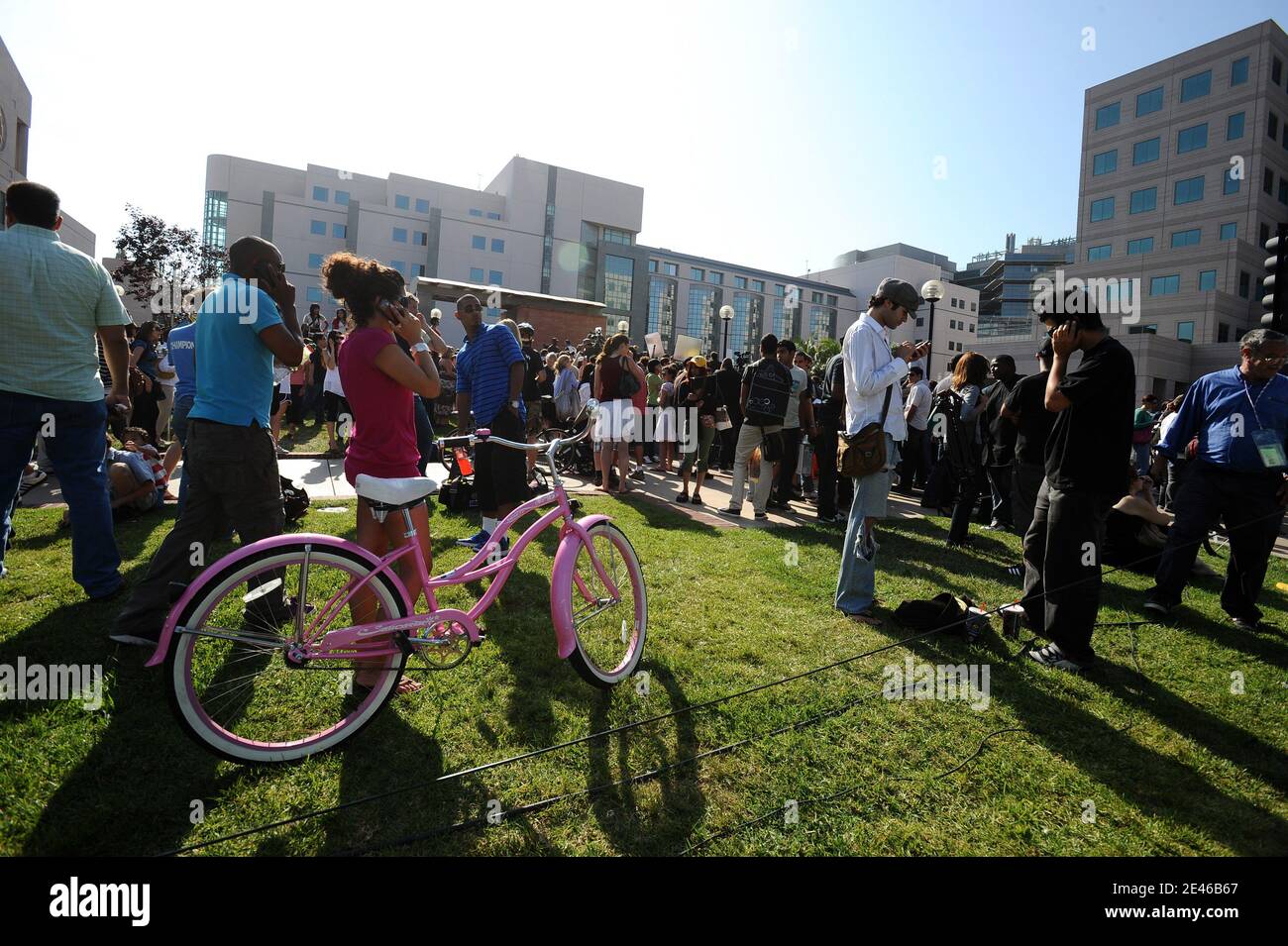 Atmosfera al di fuori del Ronald Reagan UCLA Medical Center di Los Angeles, CA, USA il 25 giugno 2009, dopo che il "Re del Pop" Michael Jackson è morto all'età di 50 anni dopo aver subito quello che si ritiene sia stato un attacco di cuore. Foto di Lionel Hahn/ABACAPRESS.COM Foto Stock