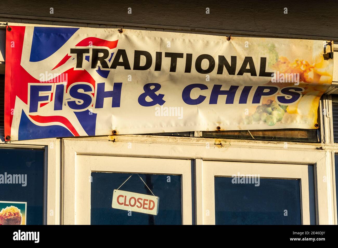 Chiuso tradizionale negozio di pesce e chip sul lungomare di Marine Parade, a Southend on Sea, Essex, UK. Cartello chiuso. Inglese, design bandiera Union Jack Foto Stock