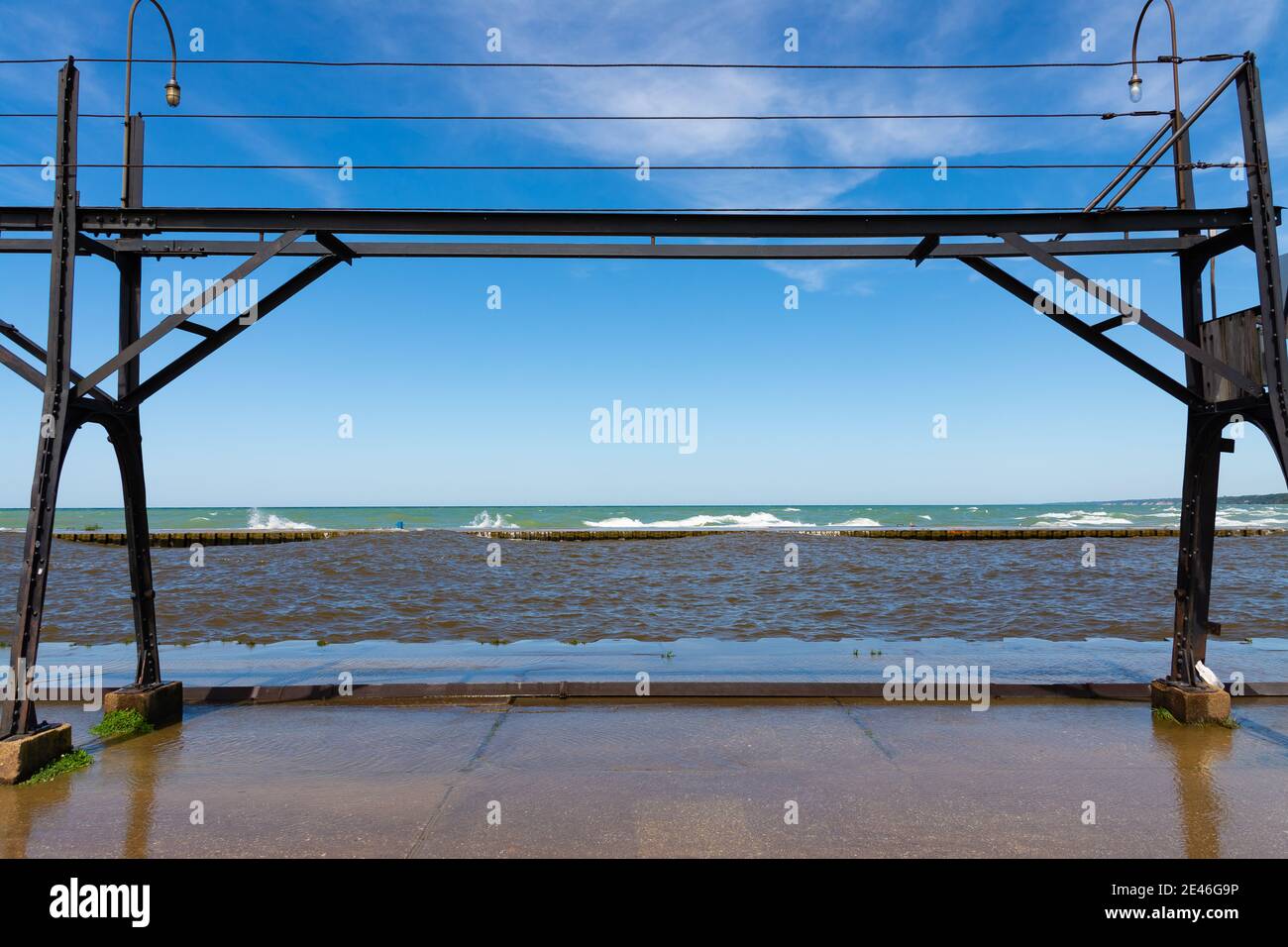 Passerella per il faro di South Haven in un bellissimo pomeriggio estivo. South Haven, Michigan, Stati Uniti Foto Stock