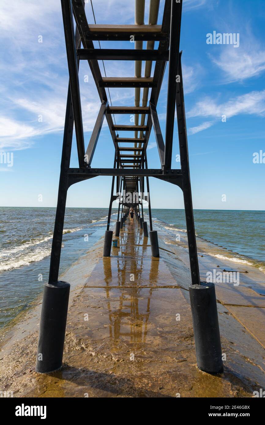 Passerella per il faro di South Haven in un bellissimo pomeriggio estivo. South Haven, Michigan, Stati Uniti Foto Stock