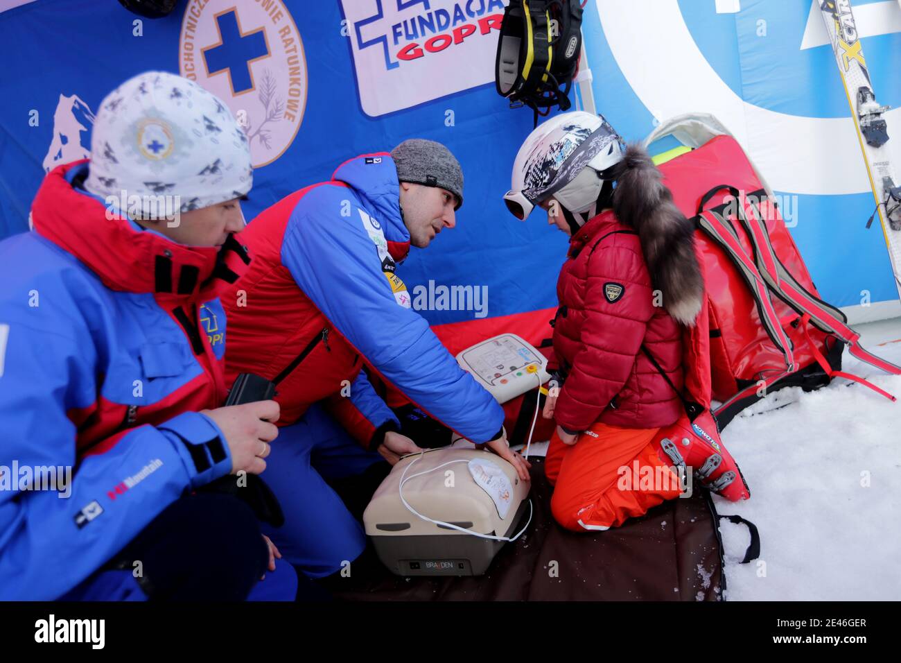 KLUSZKOWCE, POLONIA - 26 FEBBRAIO 2017: Salvamontagna in montagna in Polonia (GOPR - Ricerca e salvataggio Volontario di montagna) Inverno sicuro con GOPR Foto Stock