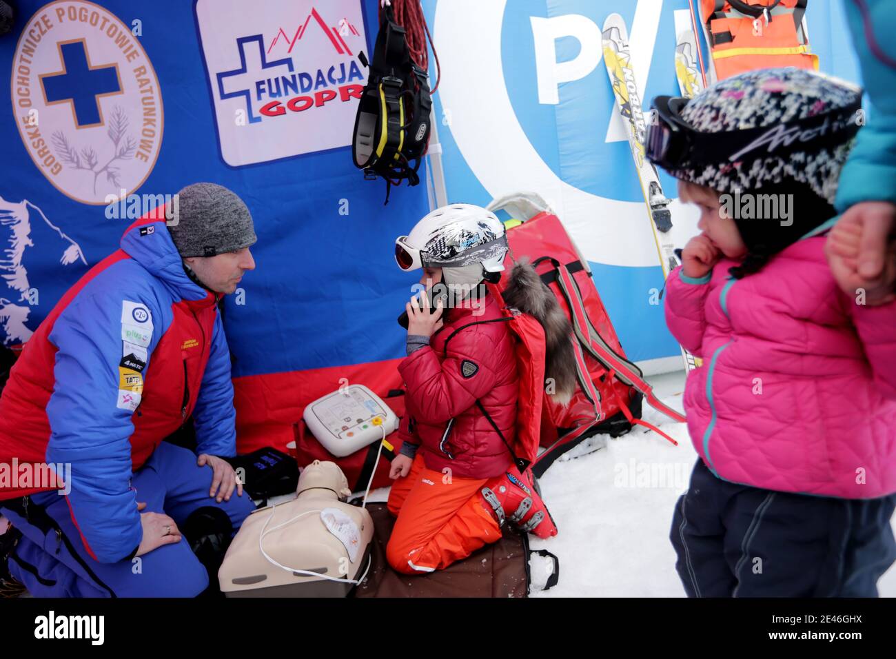 KLUSZKOWCE, POLONIA - 26 FEBBRAIO 2017: Salvamontagna in montagna in Polonia (GOPR - Ricerca e salvataggio Volontario di montagna) Inverno sicuro con GOPR Foto Stock