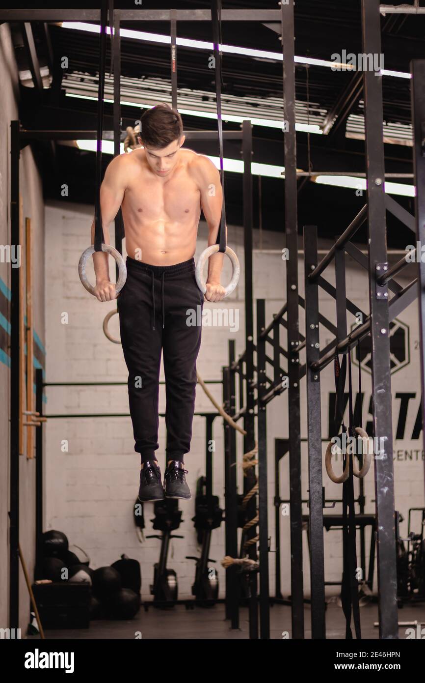 giovane uomo che fa esercizio funzionale Foto Stock