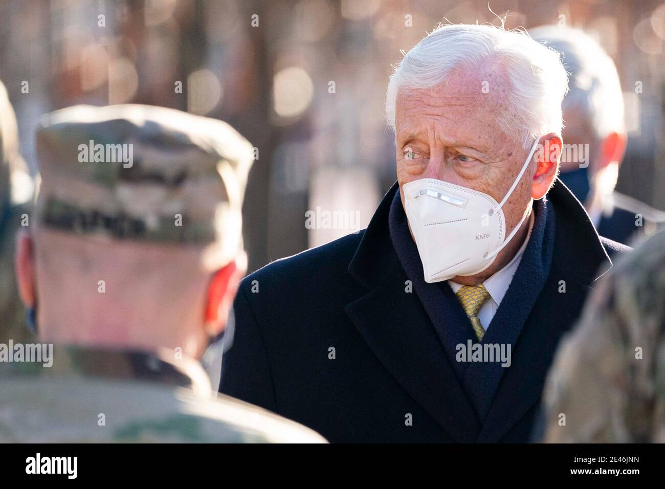 Washington, Stati Uniti. 21 Gennaio 2021. Il leader della maggioranza della casa Steny Hoyer, D-Md., parla ai membri della Guardia Nazionale al di fuori del Campidoglio degli Stati Uniti a Washington, DC il 21 gennaio 2021. (Foto di Dominick Sokotoff/Sipa USA) Credit: Sipa USA/Alamy Live News Foto Stock