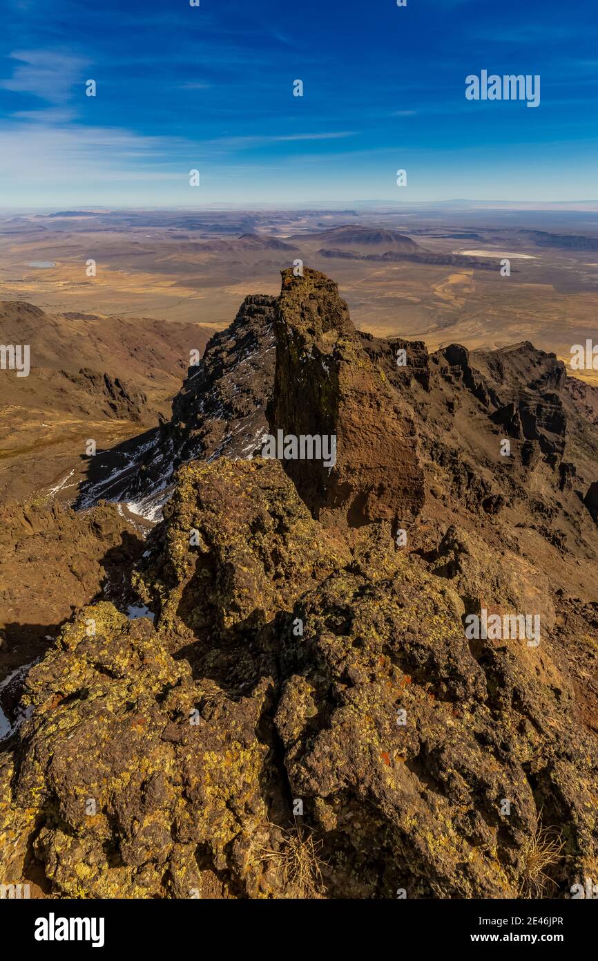 Ammira il deserto dell'Alvord e la valle sotto Steens Mountain, Oregon, USA Foto Stock